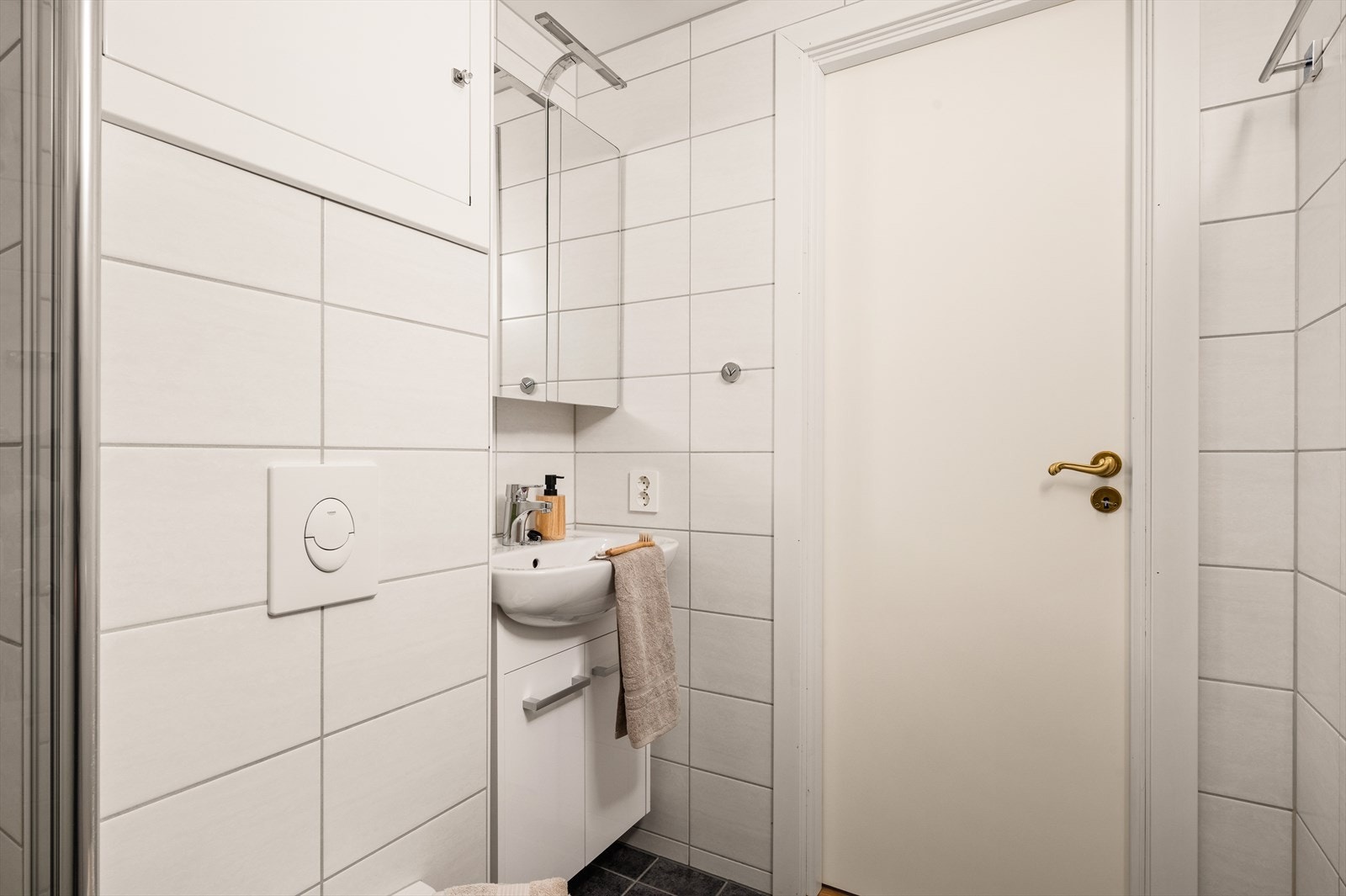 Badet ble oppgradert i 2018 og gir et moderne og helhetlig inntrykk med helflisede flater og tidløse materialvalg. Varmekabler i gulvet gir en lun og behagelig start på dagen, enten det er hverdag eller helg. Galleribilde