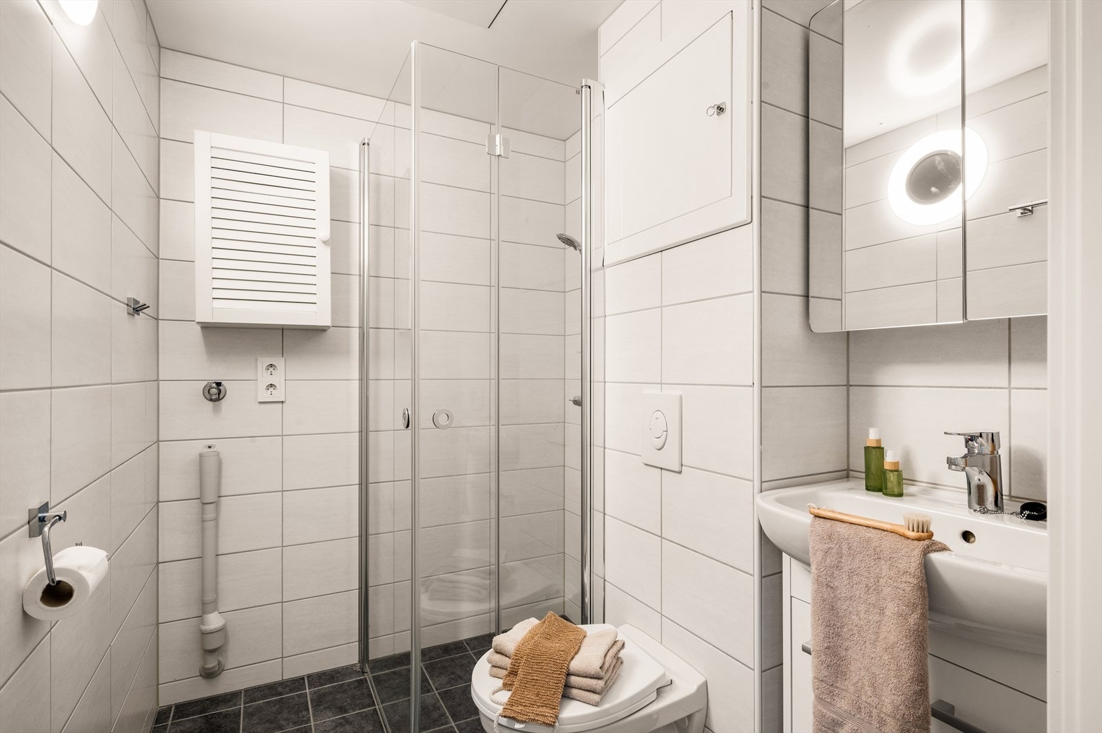 Det funksjonelle baderommet på 3,1 m² er utstyrt med rør-i-rør-system og plastsluk, noe som gir en trygg og fremtidsrettet løsning. I tillegg har bygget et felles vaskerom - et praktisk supplement til en travel hverdag. Galleribilde