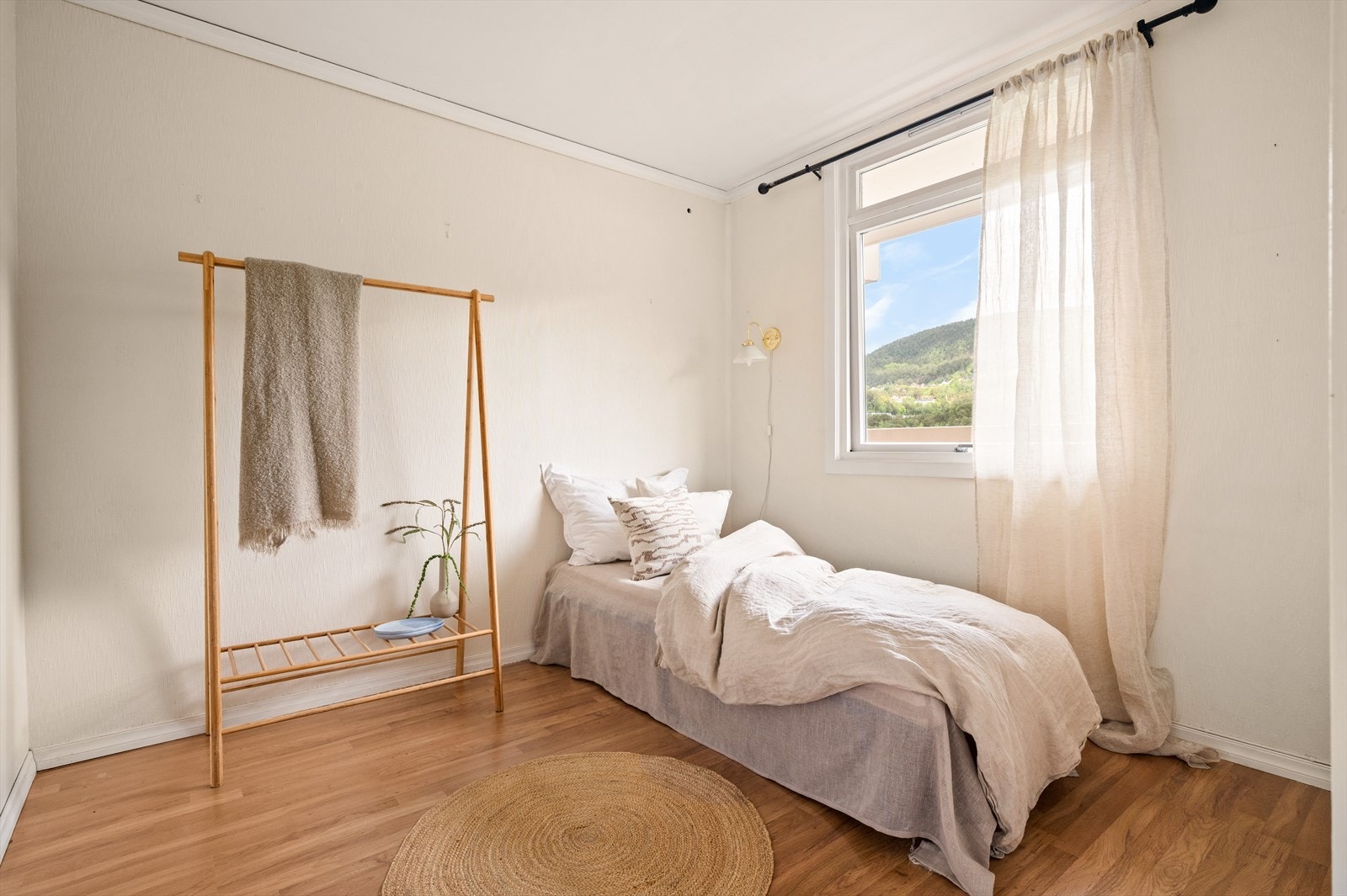 Det andre soverommet på 8,4 m² er smart planløst og gir rom for både seng, nattbord og garderobe - perfekt som barnerom, ungdomsrom eller et innbydende gjesterom. Galleribilde