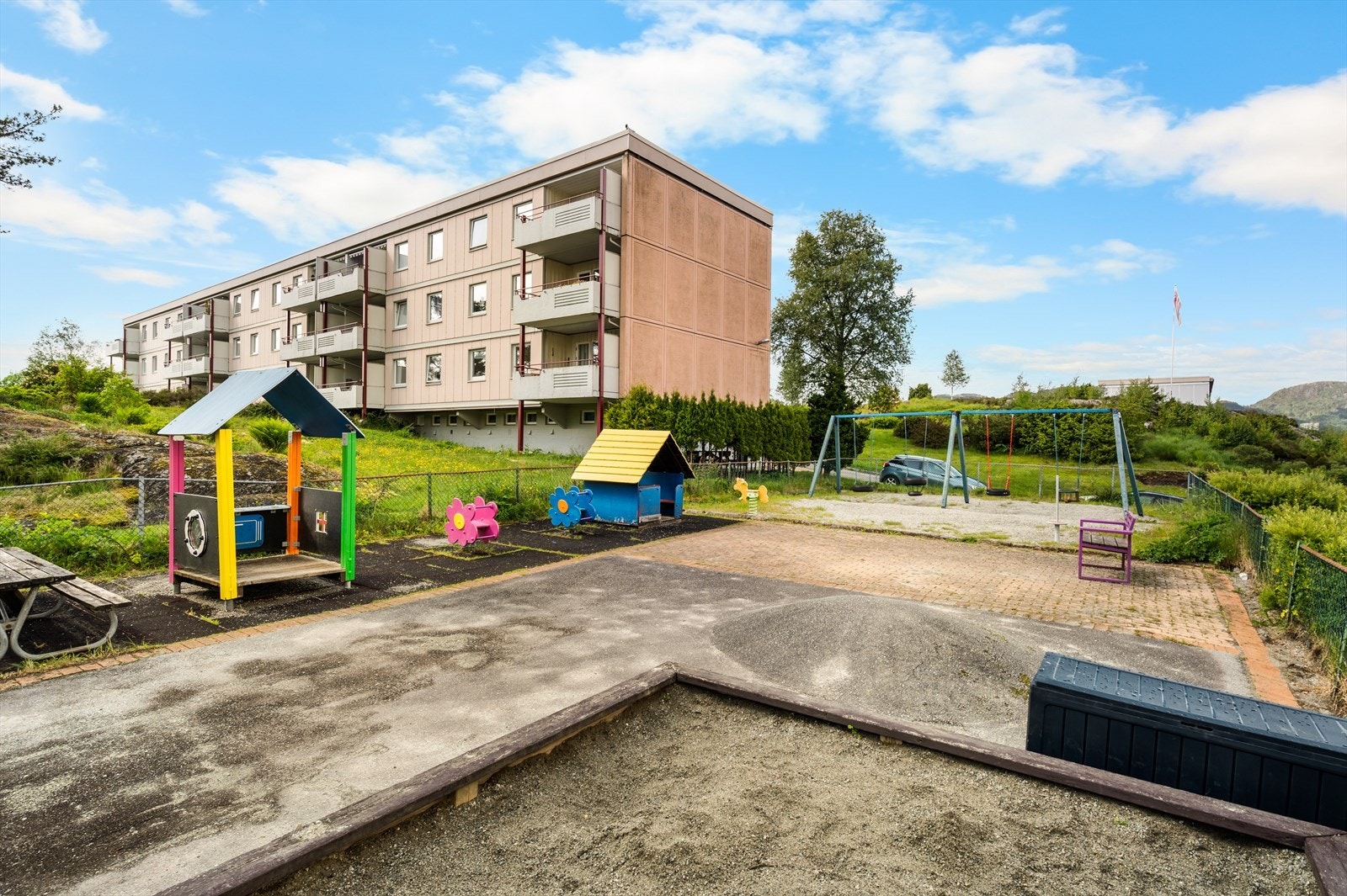 Rett utenfor bygget finner du en lekeplass - et trygt og lett tilgjengelig sted for lek og aktivitet for de minste. Galleribilde