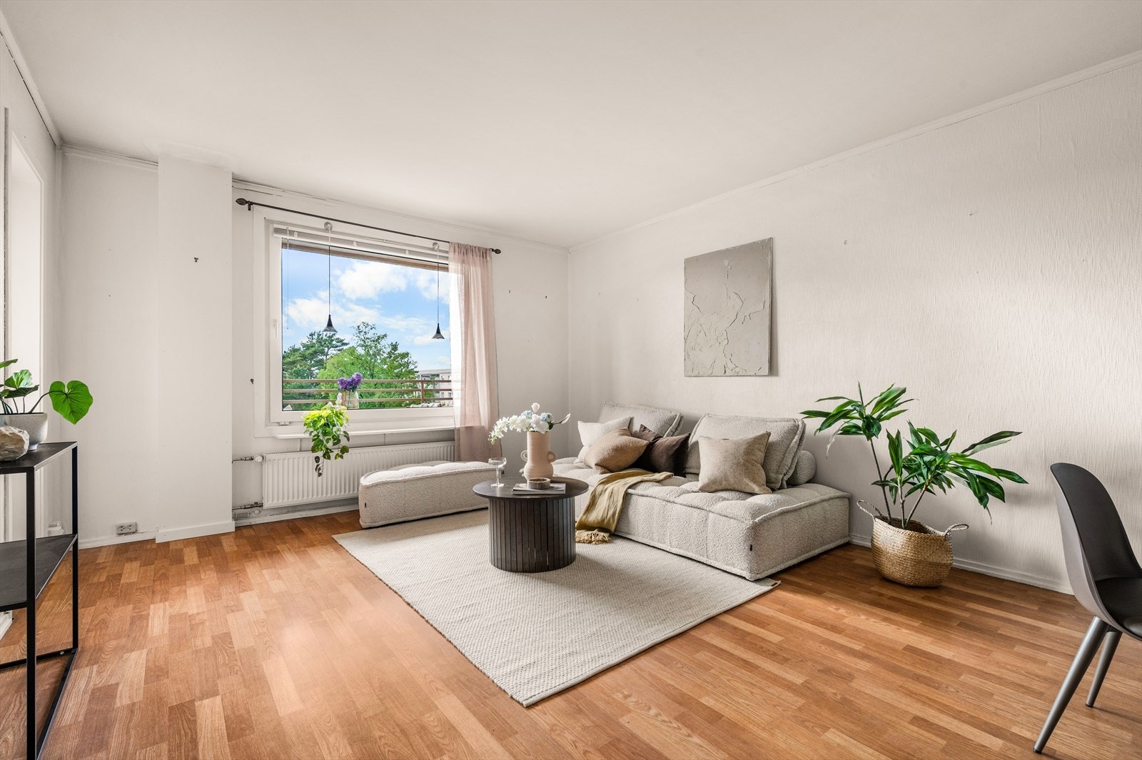 Stuen på 25,7 m² har store vindusflater som slipper inn rikelig med dagslys og gir flott vestvendt utsikt. Galleribilde