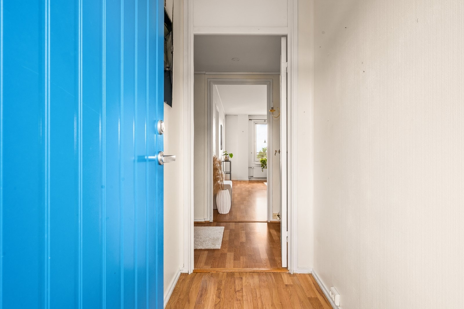 Entréen målt til 2,3 m² fører deg videre inn til leilighetens øvrige rom. Entréen på 2,3 m² ønsker deg velkommen og leder deg videre inn til leilighetens øvrige rom. Her er det plass til knagger for ytterklær. Galleribilde