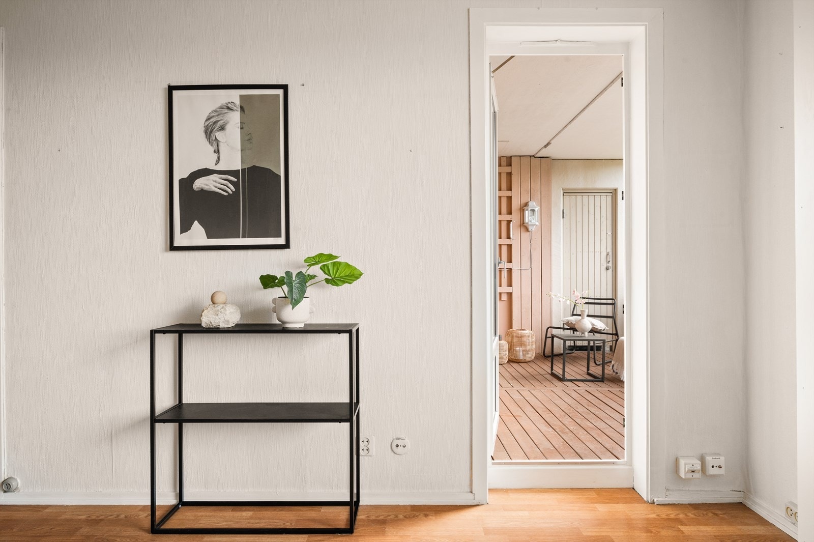 Fra stuen er det utgang til balkongen. Galleribilde