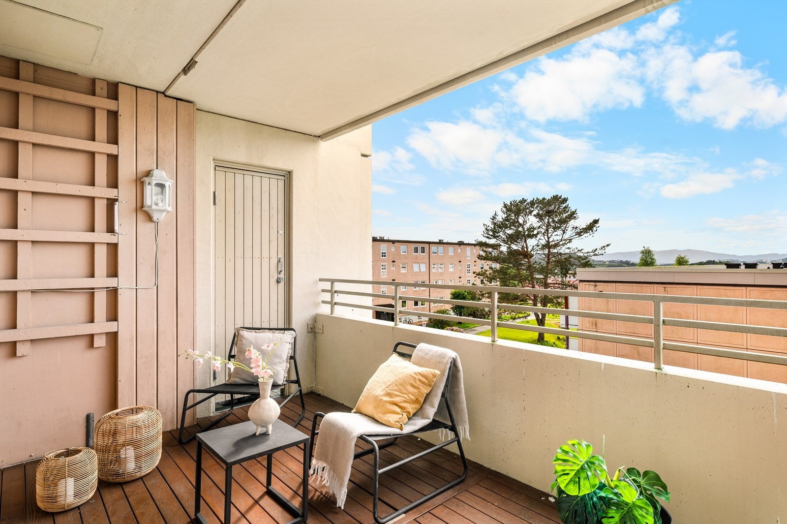 Vestvendt balkong målt til 15 m² - Et rolig og skjermet sted med vakker utsikt mot Sotra. Galleribilde