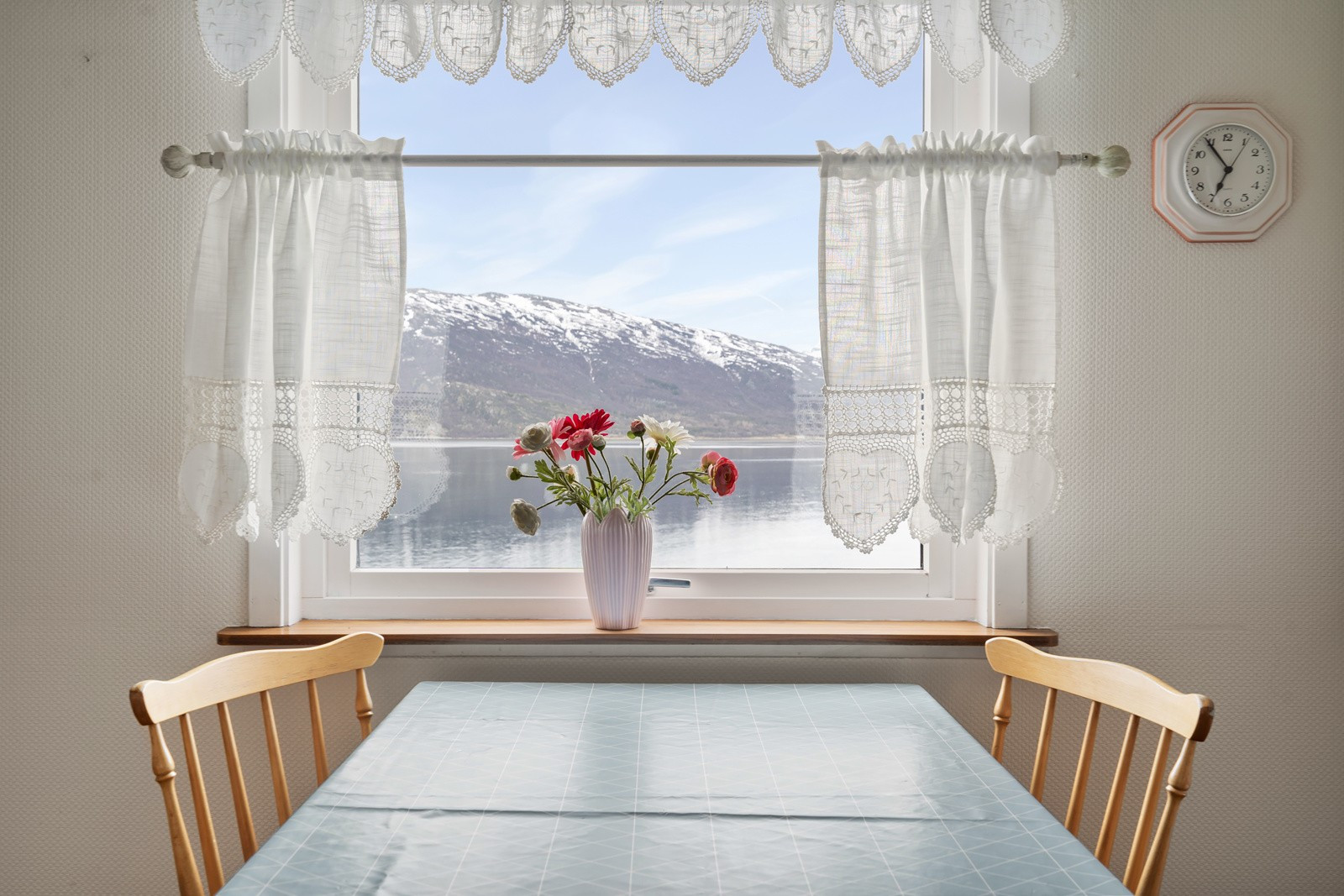 Her kan du sitte å nyte frokosten til nydelig havsutsikt!