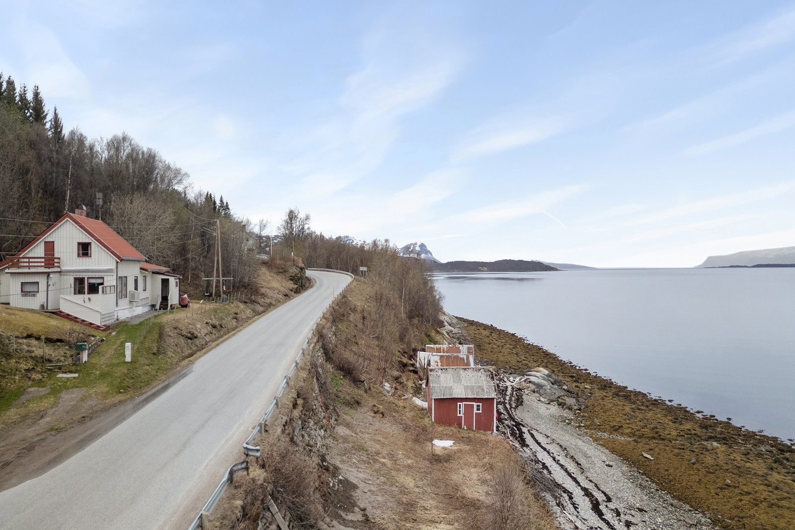 Boligen ligger like ved havet.