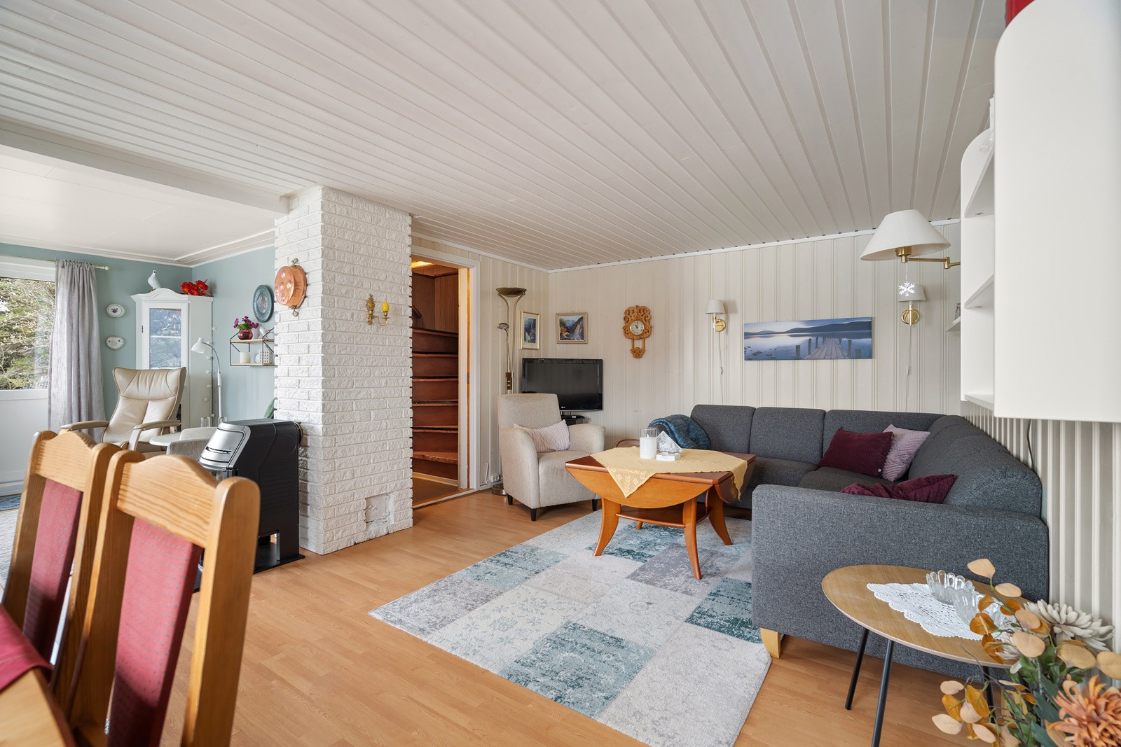 Velkommen inn i stua! Her har du gode møbleringsmuligheter.