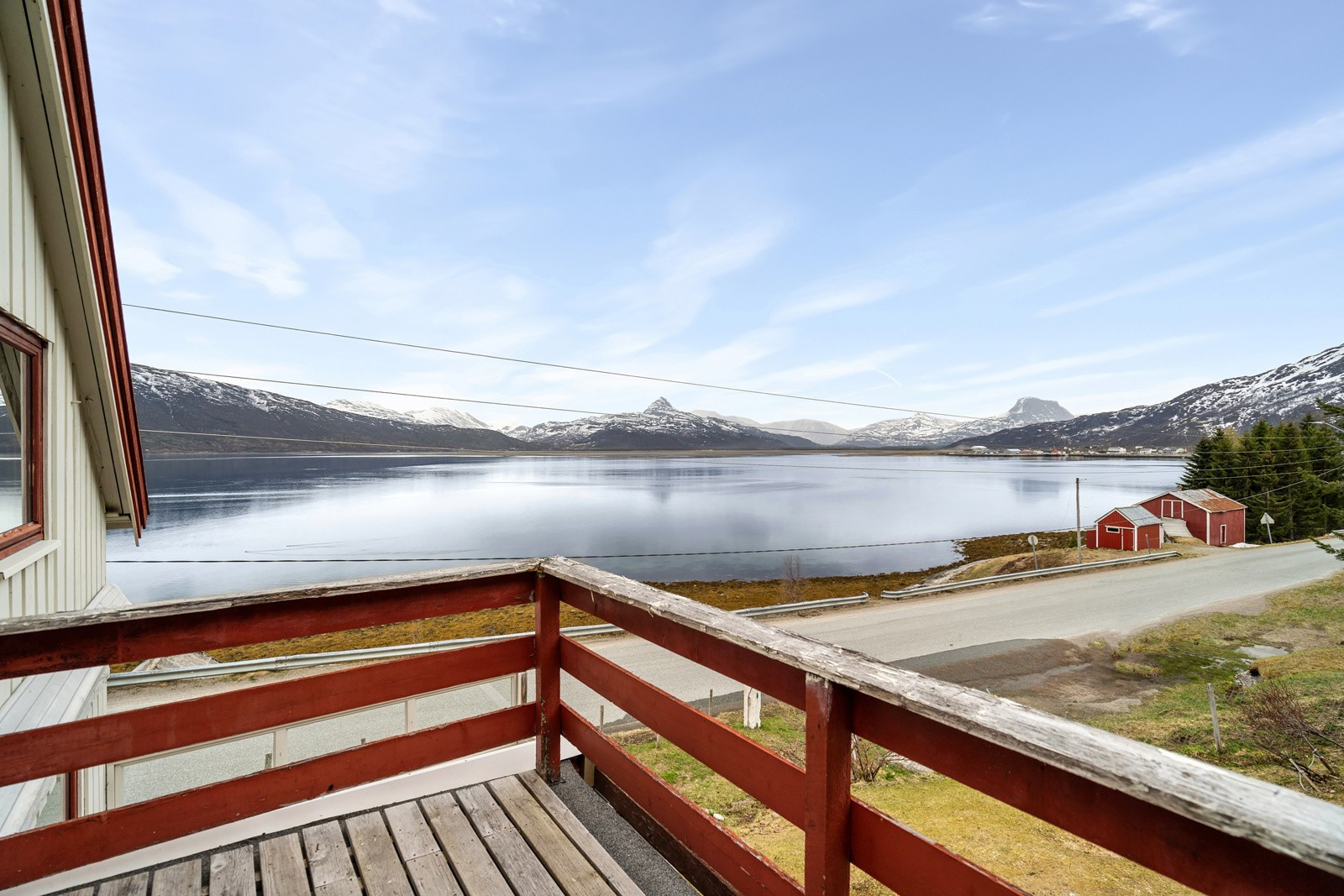 Fra stua har du utgang til en herlig veranda med god plass til utemøblement av eget ønske.