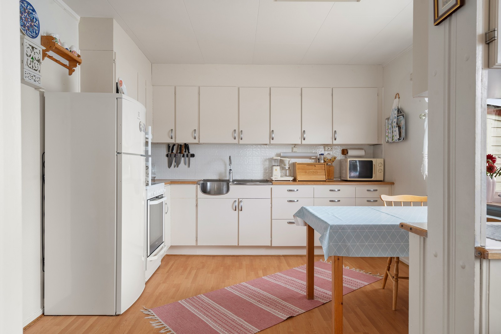Plass til frittstående hvitevarer og spisebord.