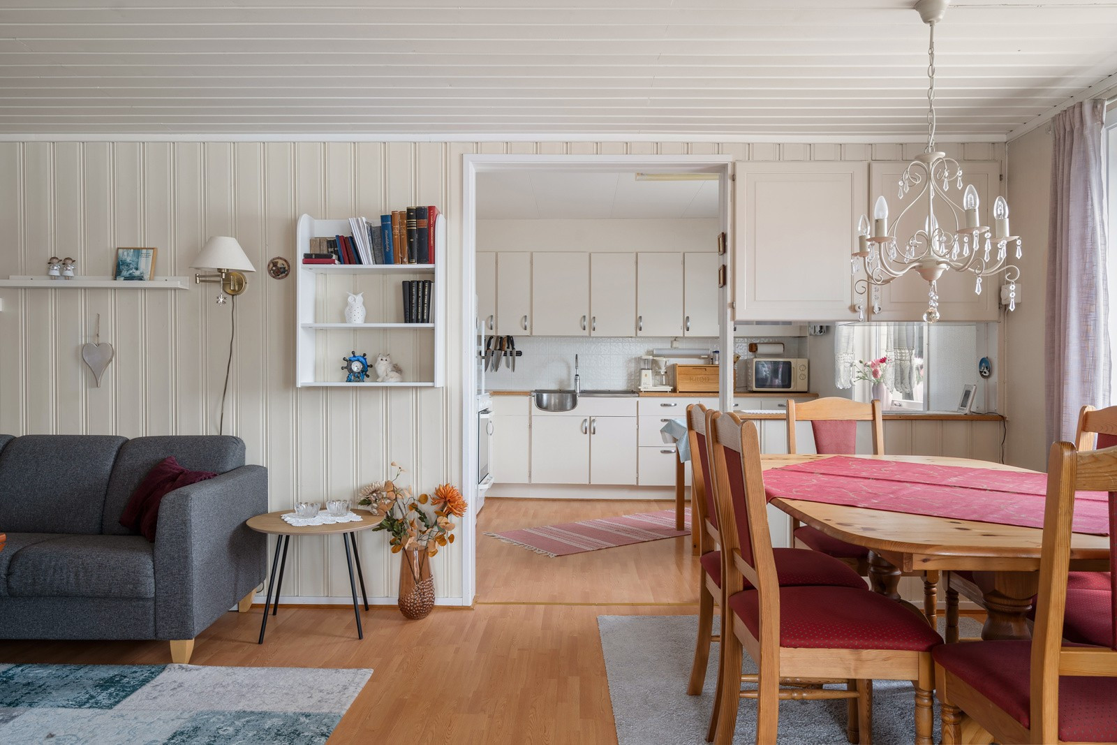 Naturlig spisestueavdeling utfor kjøkkenet - Perfekt når du får gjester over!