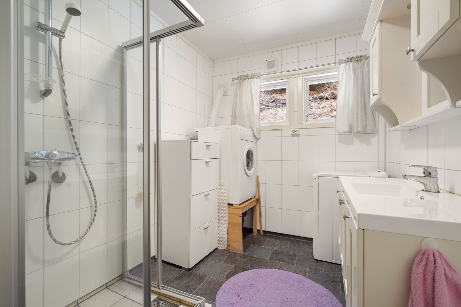 Romslig bad med opplegg til vaskemaskin.