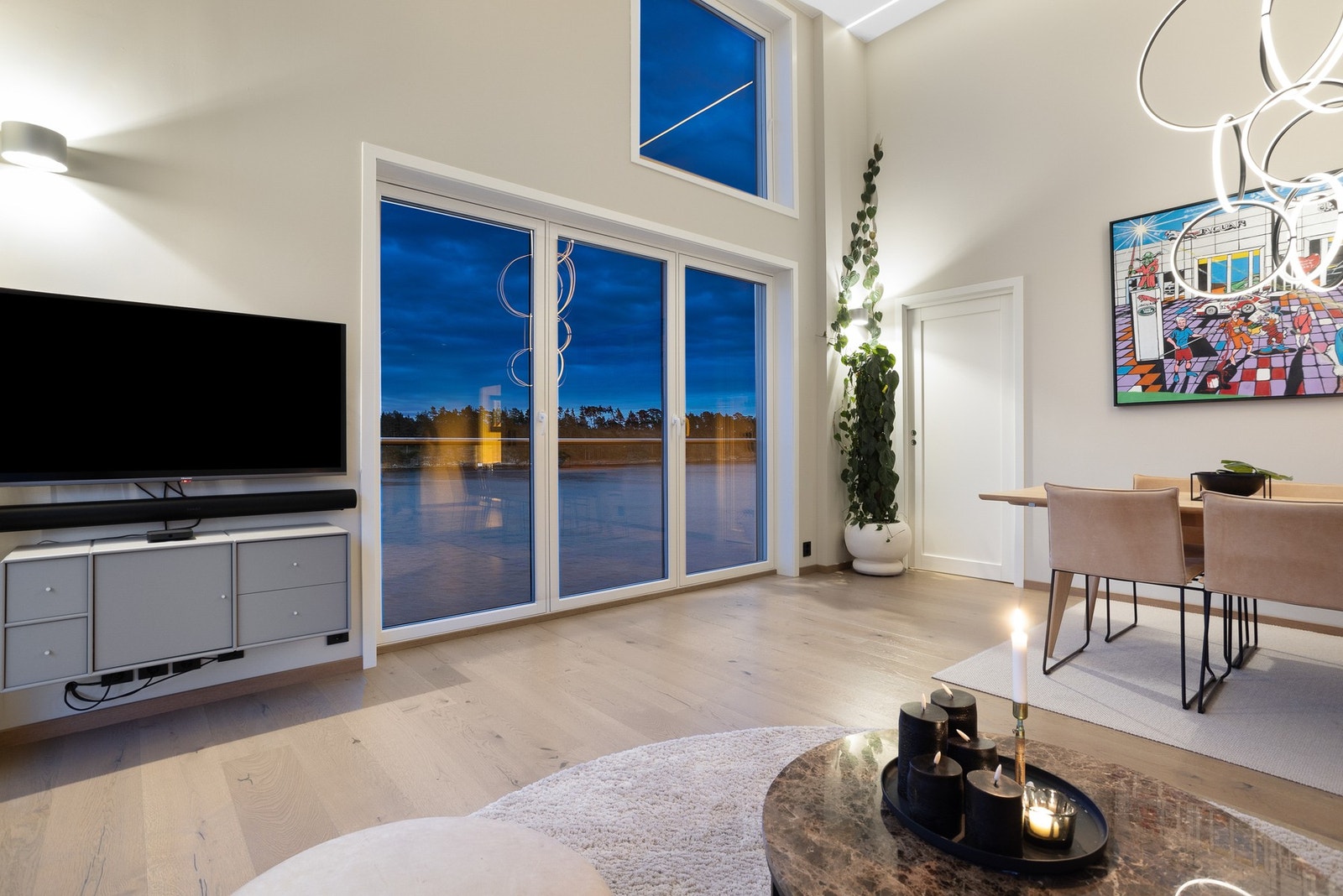 Ca 4,15 i takhøyde i stue gir en helt spesiell atmosfære! Galleribilde