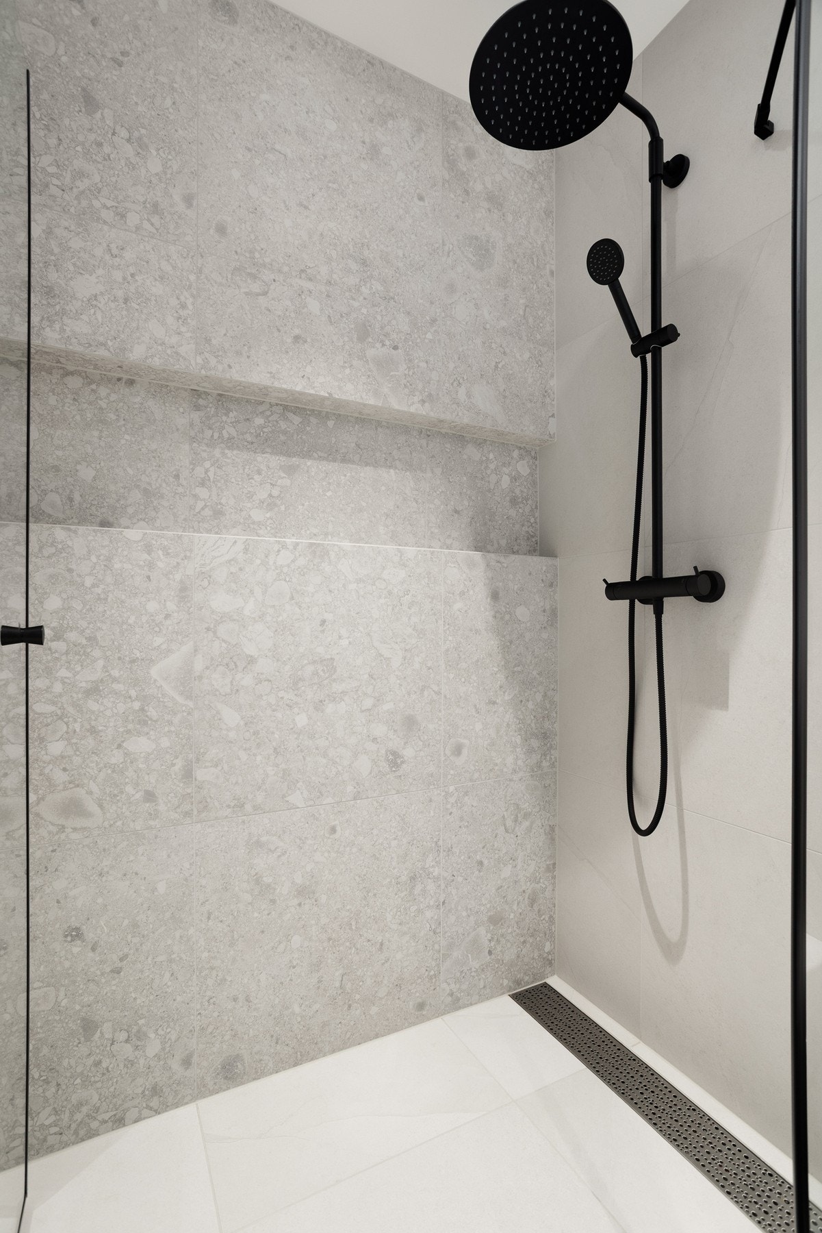 Varmekabler i gulv og stilig innfelt hylle i dusjsone. Galleribilde