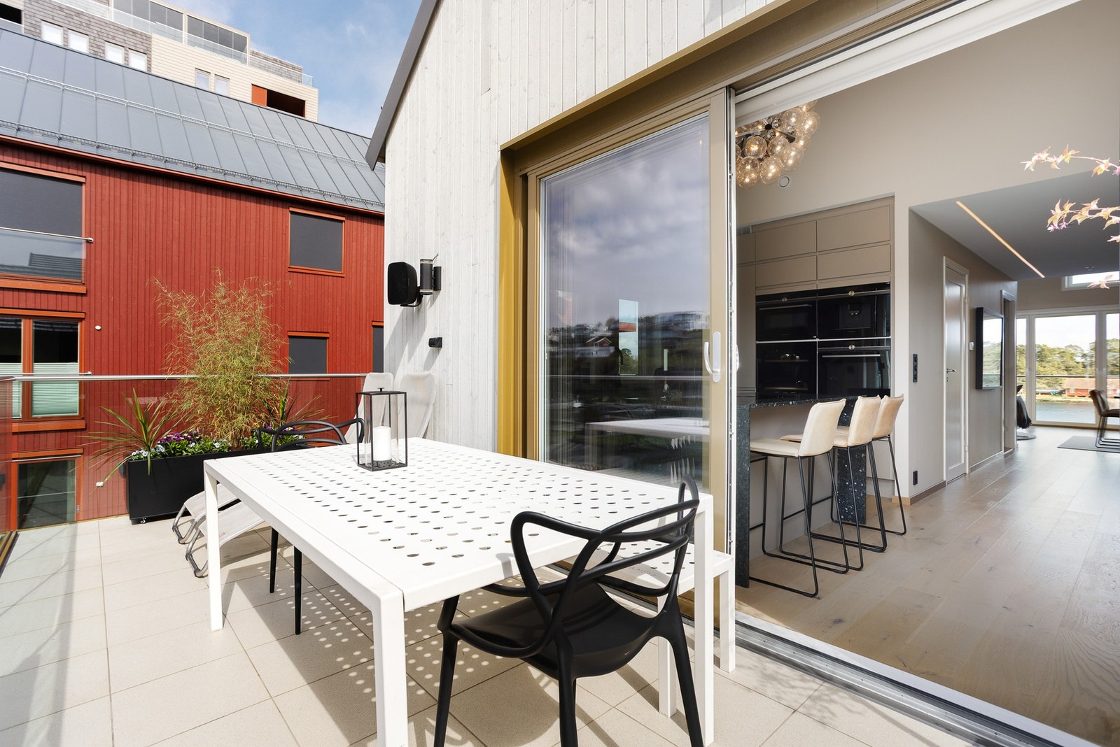 Fra kjøkkenet er det også egen balkong med god plass til utemøbler. Galleribilde