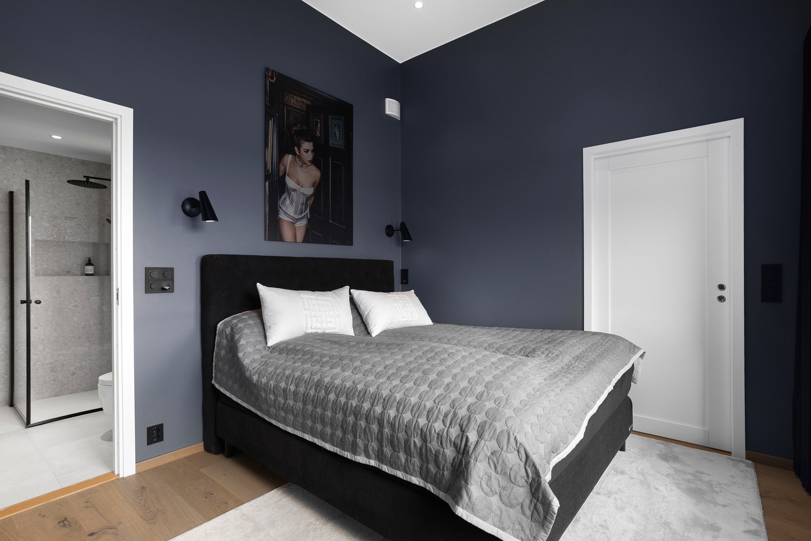 Hovedsoverom med en-suite løsning og god plass til dobbeltseng. Takhøyde på ca 3,30meter Galleribilde