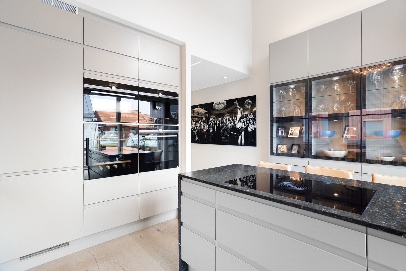 Godt med benke- og skapplass og platetopp med integrert ventilator. Galleribilde