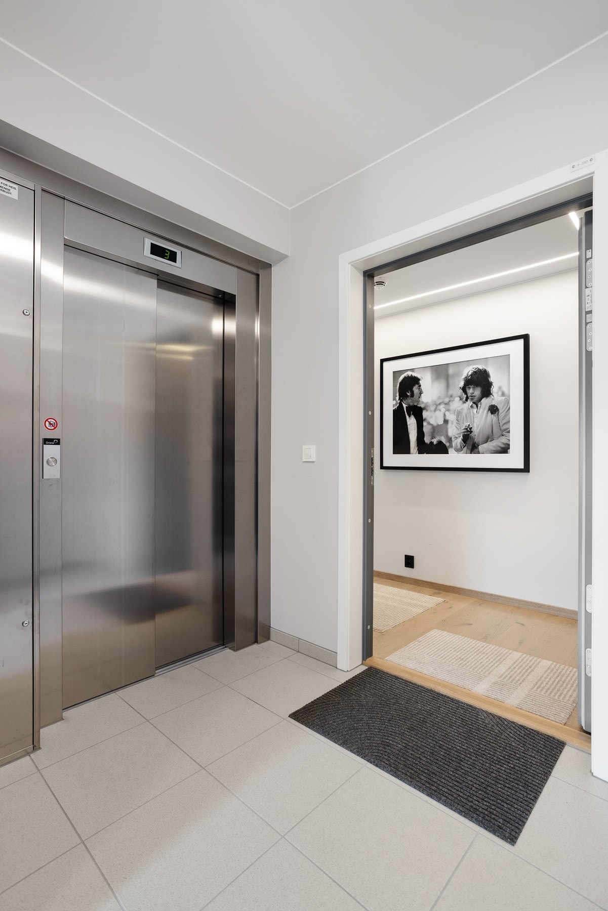 Velkommen inn - via heis. Galleribilde