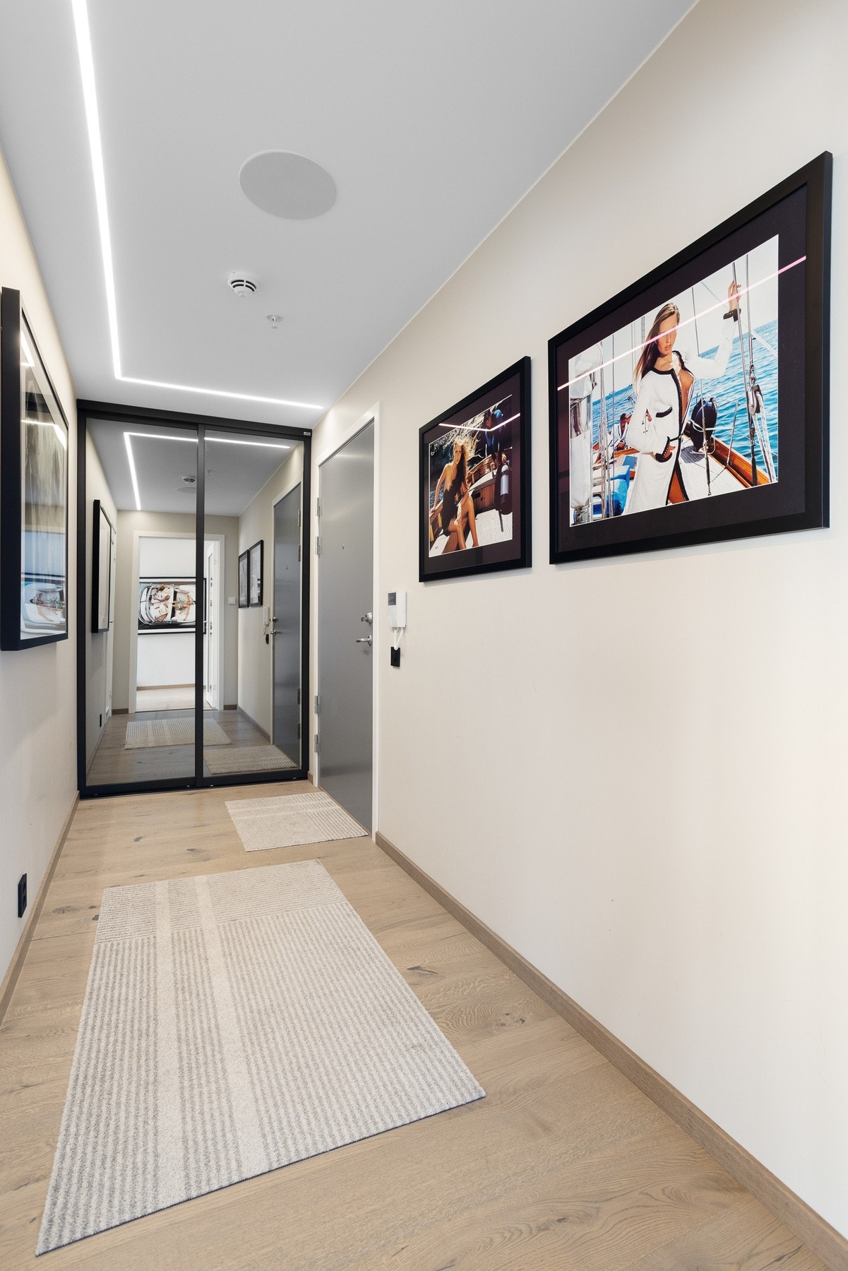 Entrè/gang med garderobeskaper. Galleribilde