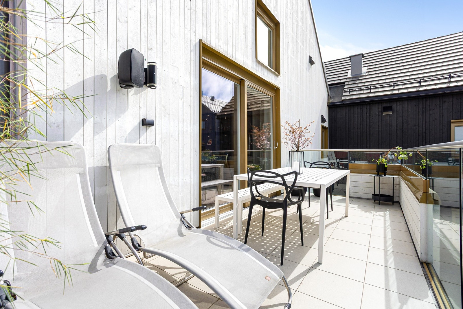 Her kan du bevege deg mellom to balkonger ettersom solen titterfrem eller ønske pause fra den. Galleribilde