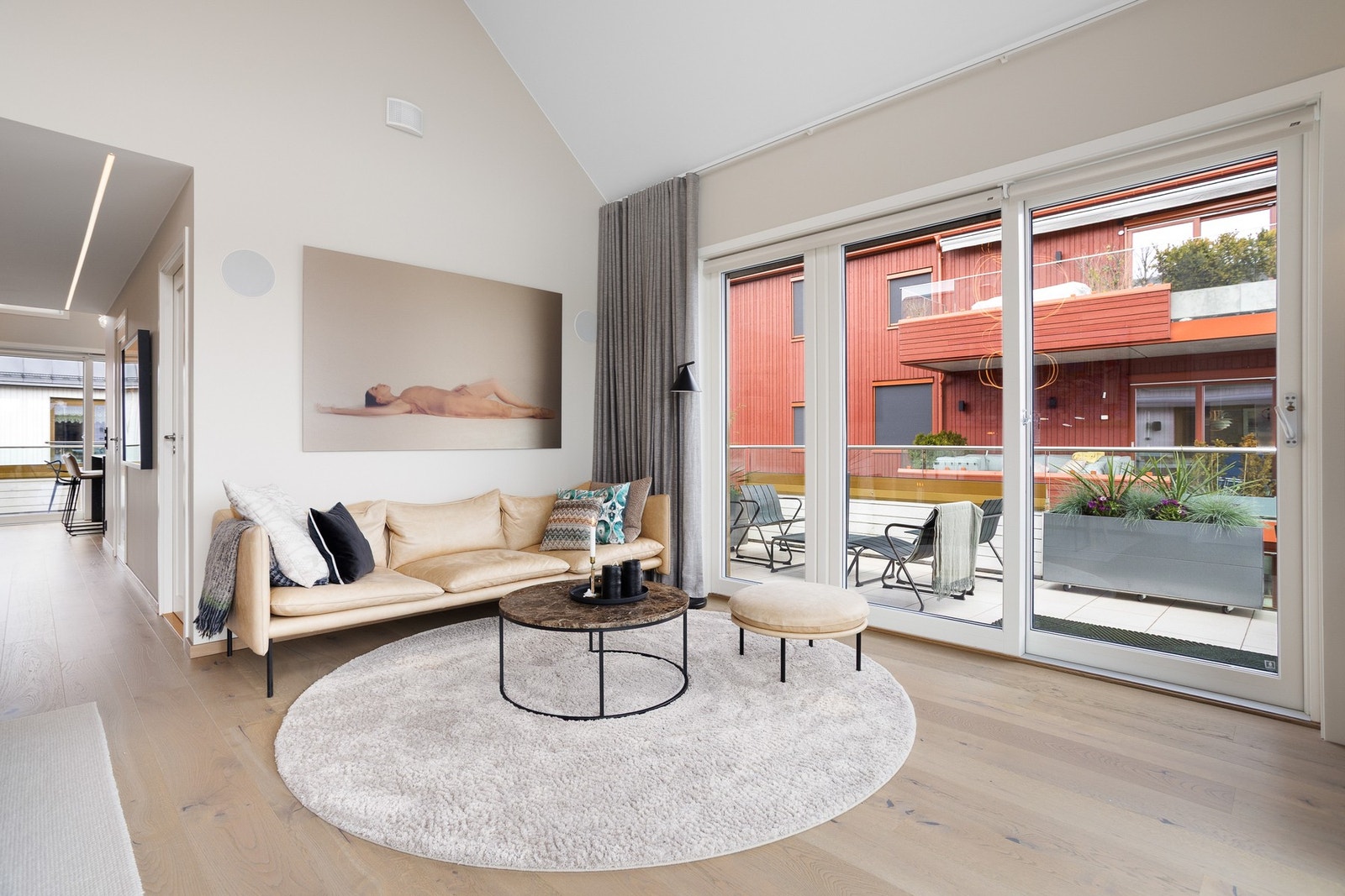 Det er gjennomgående oppgradert det meste ift normal standard. Det er brukt mye på elektrisk, lyssetting, integrerte høytalere og innredninger. Galleribilde