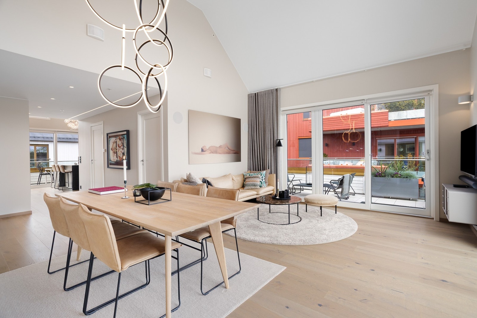 Romslig stueområde med plass til spisebord og sofa. Galleribilde