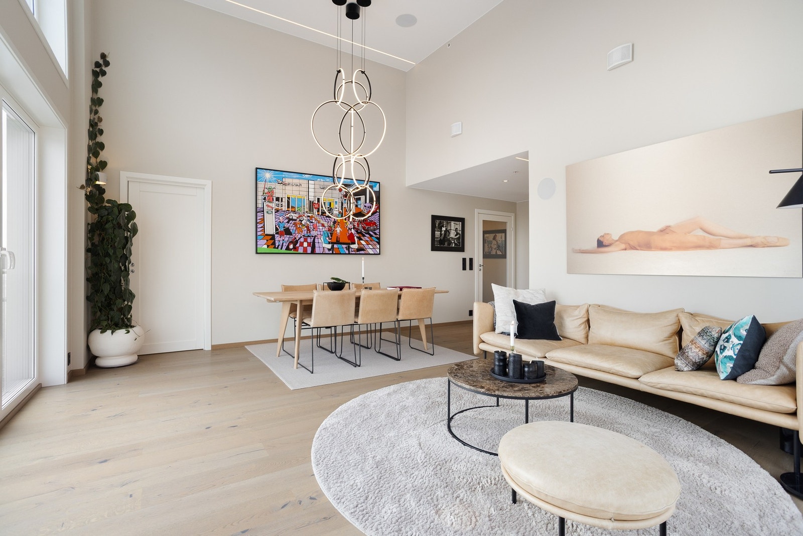 Meget god takhøyde i stuen. Galleribilde