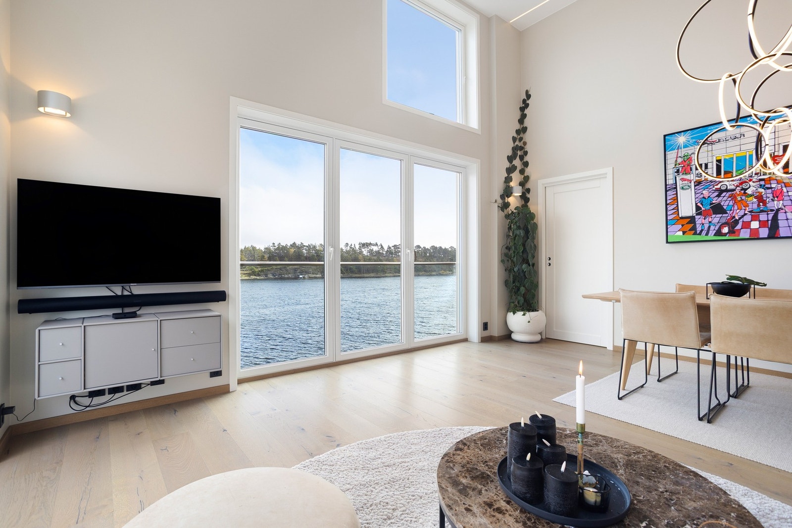 Fra sofaen kan man både se tv og holde øye med båttrafikken. Galleribilde