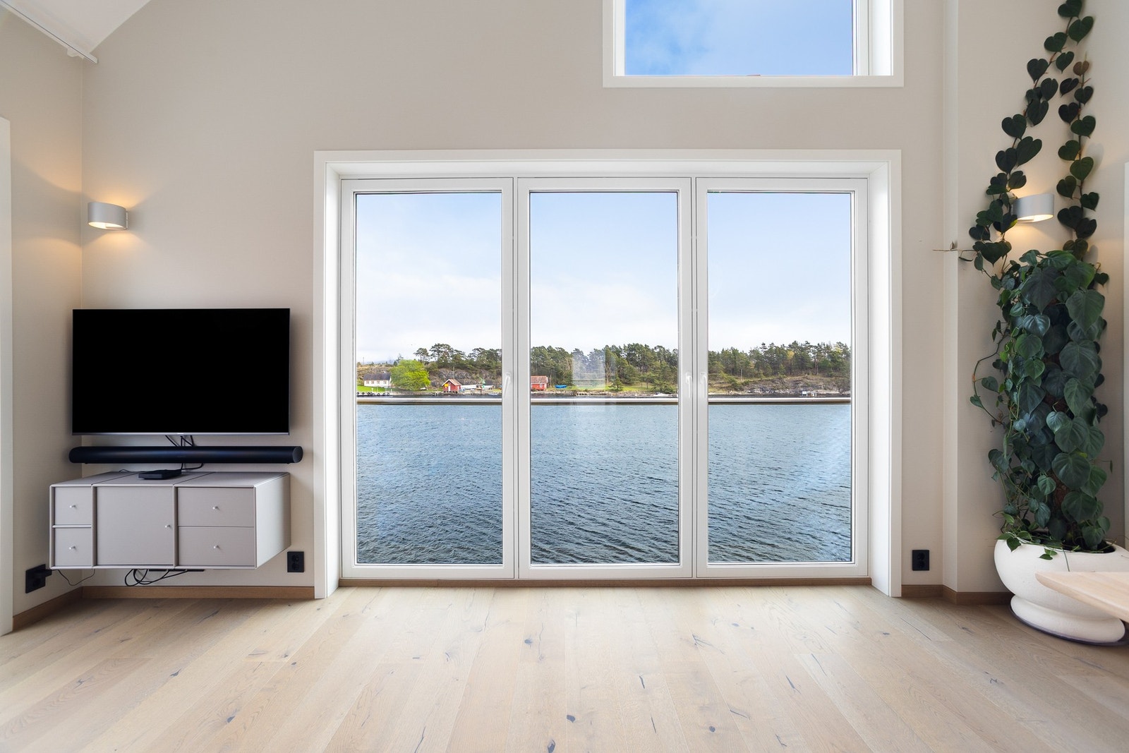 Fantastisk utsikt fra fransk balkong i stuen Galleribilde