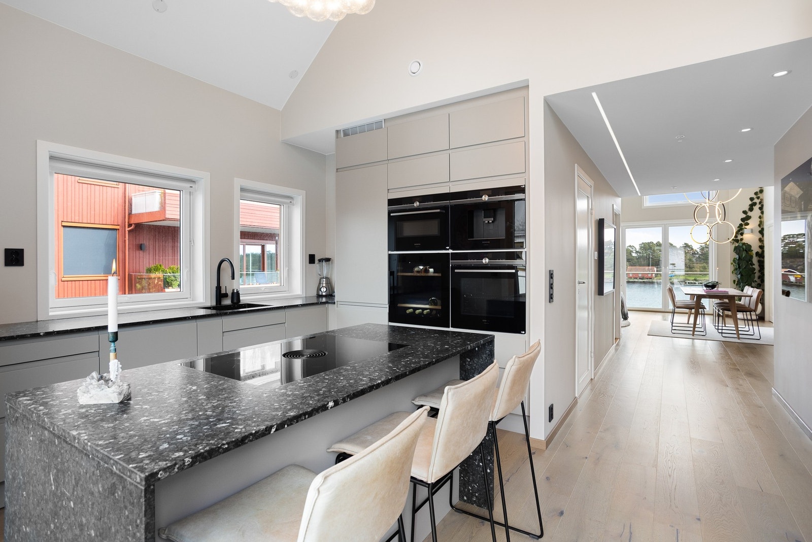 Kjøkkenvask plassert på benk ved vindu. Galleribilde