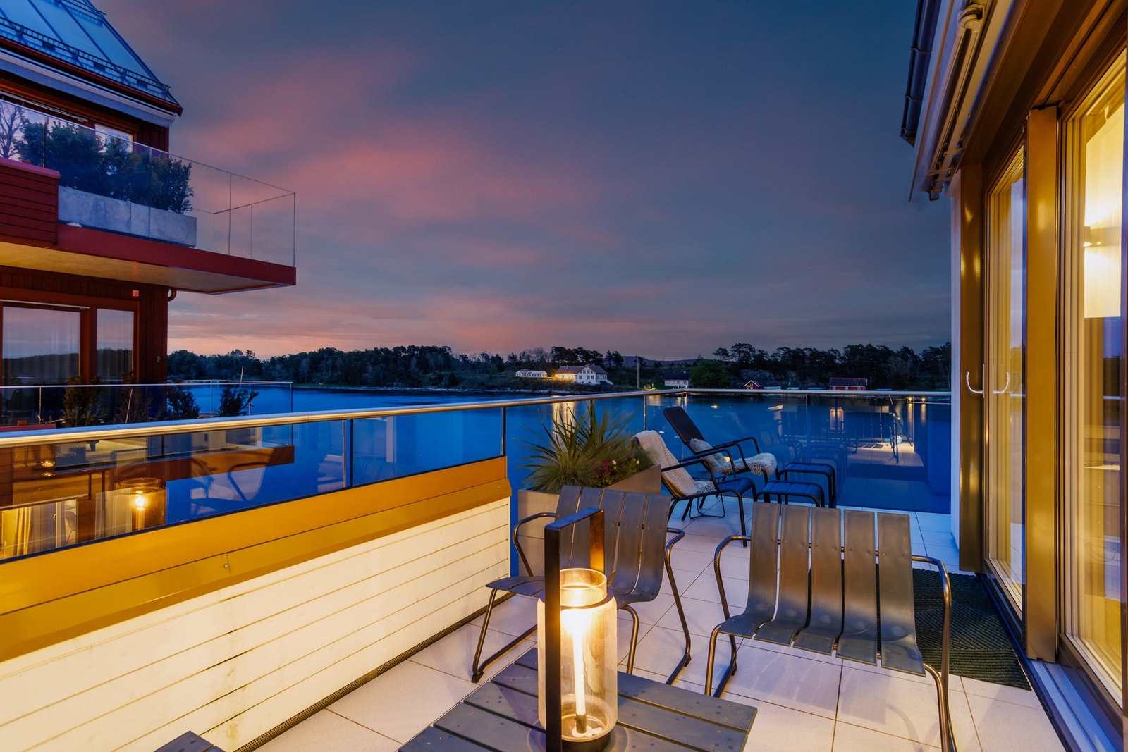 Det er to stk balkonger - en ut fra kjøkken, og en som går ut fra stuen. Galleribilde