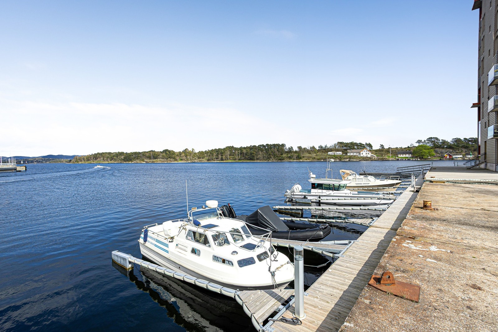 Båtplass rett utenfor leiligheten med plass til stor båt. Galleribilde
