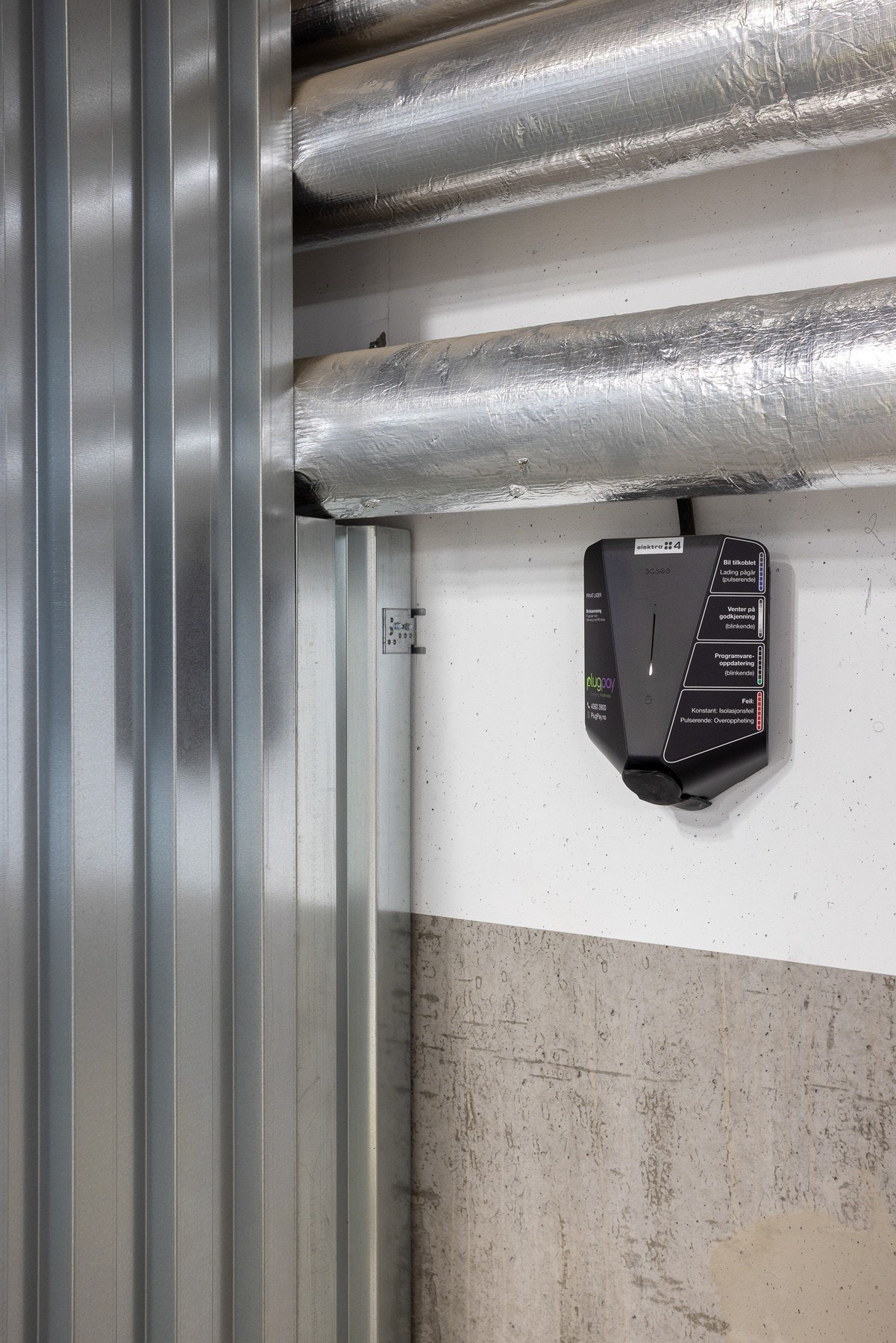 Det er montert elbil-lader på parkeringsplass. Galleribilde