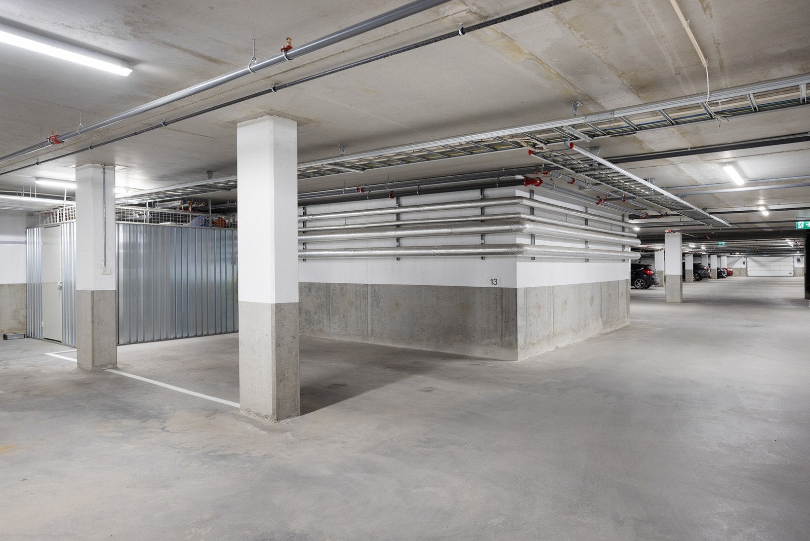 Parkeringsplass i garasjekjeller og sportsbod. Galleribilde