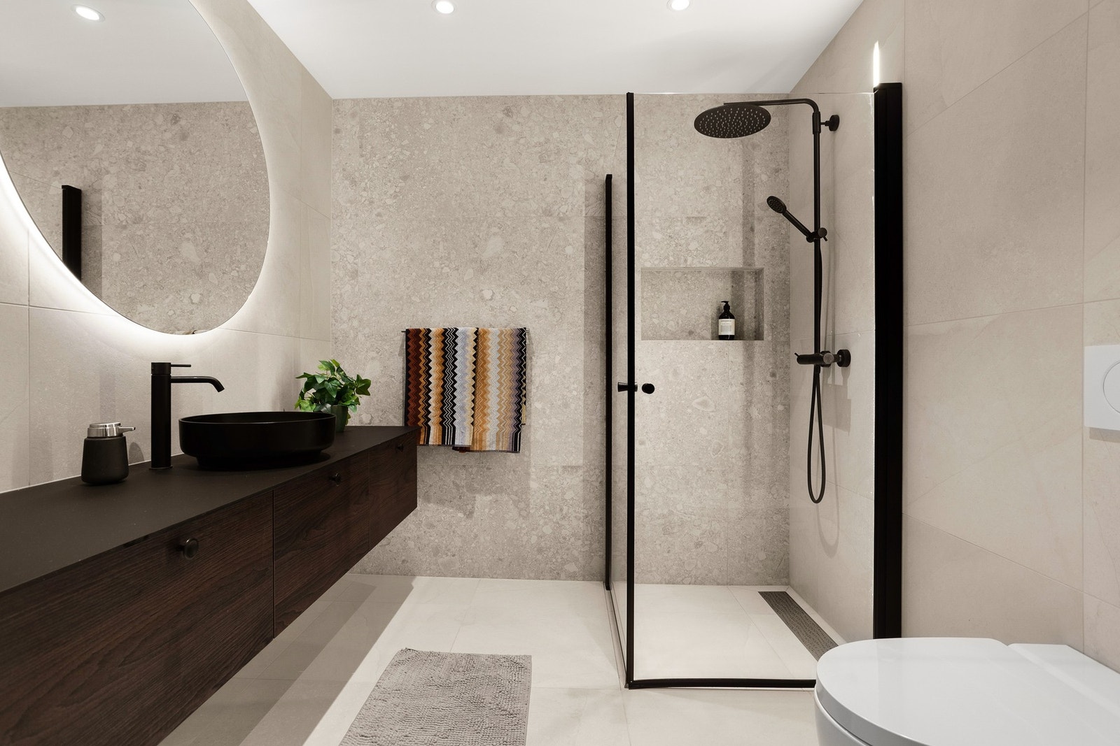 Lekkert, flislagt baderom med varme i gulv. Galleribilde