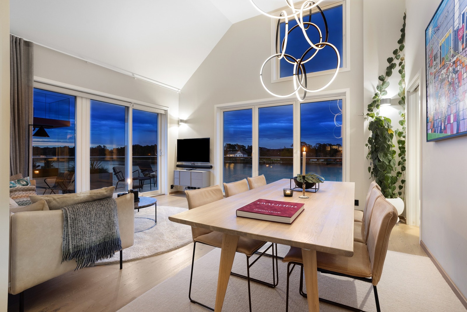 Stuen har god takhøyde som gir en fantastisk romfølelse. Galleribilde