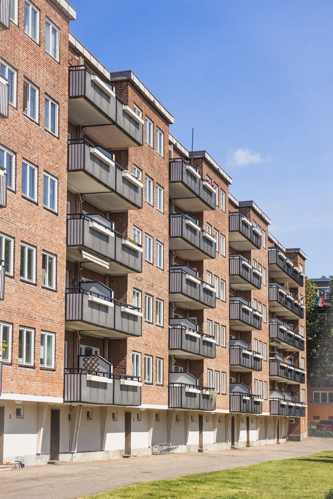 Byggets fasade | Leiligheten ligger fint til i byggets høye 1.etasje. Galleribilde