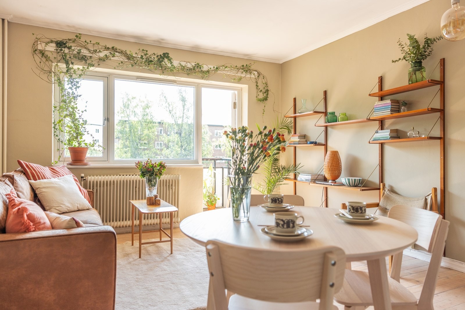 Leiligheten har en god planløsning, med åpen stue-/kjøkkenløsning og 2 store soverom. I tillegg har leiligheten en romslig balkong på hele 6,6kvm. Galleribilde