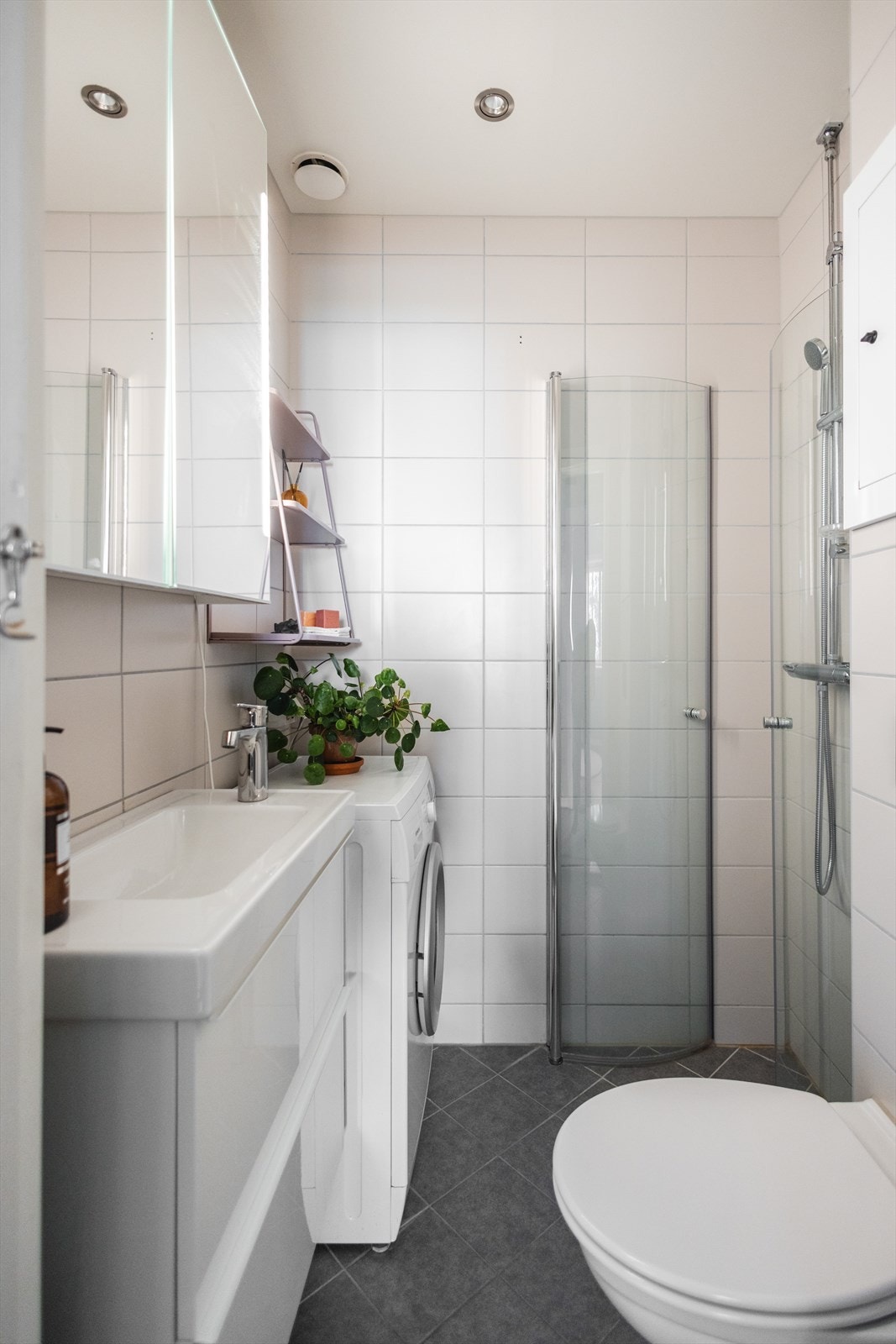 Lyst, flislagt baderom med varme i gulv (2019). Galleribilde