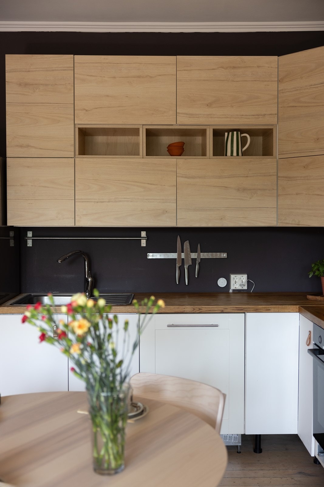 Det er også plass til et spisebord med tilhørende stoler i tilknytning til kjøkkenet. Galleribilde