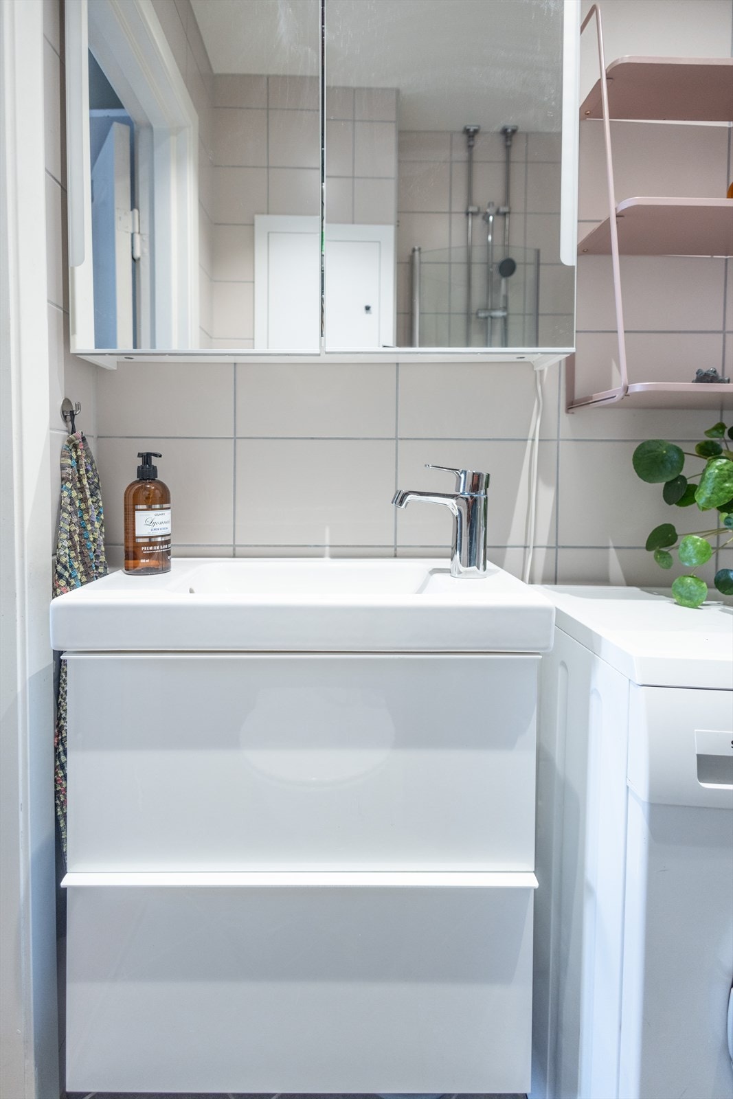 Baderomsinnredningen er bestående av vegghengt toalett, servantinnredning med servant, ettgreps blandebatteri, speilskap med belysning, blandebatteri/dusjarmatur og dusjdører i glass. Det er opplegg og plass til vaskemaskin. Galleribilde