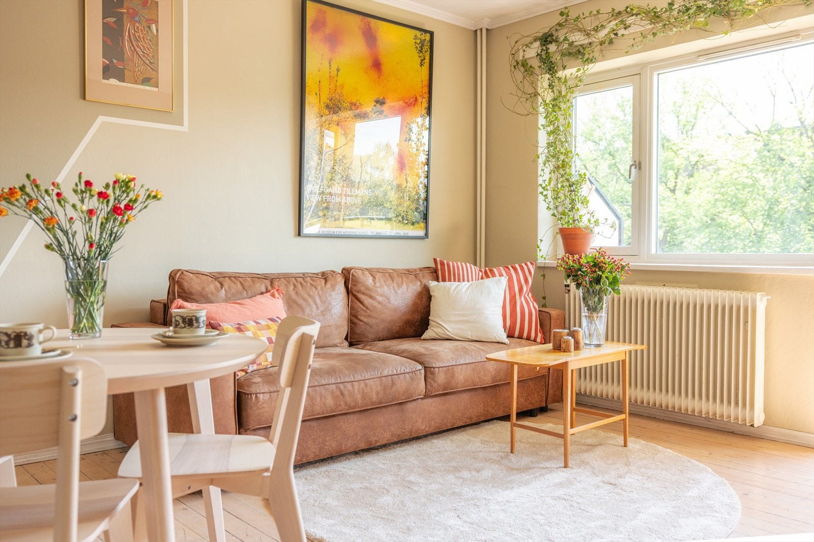 Stuen er malt i en lun og behagelig farge. Galleribilde