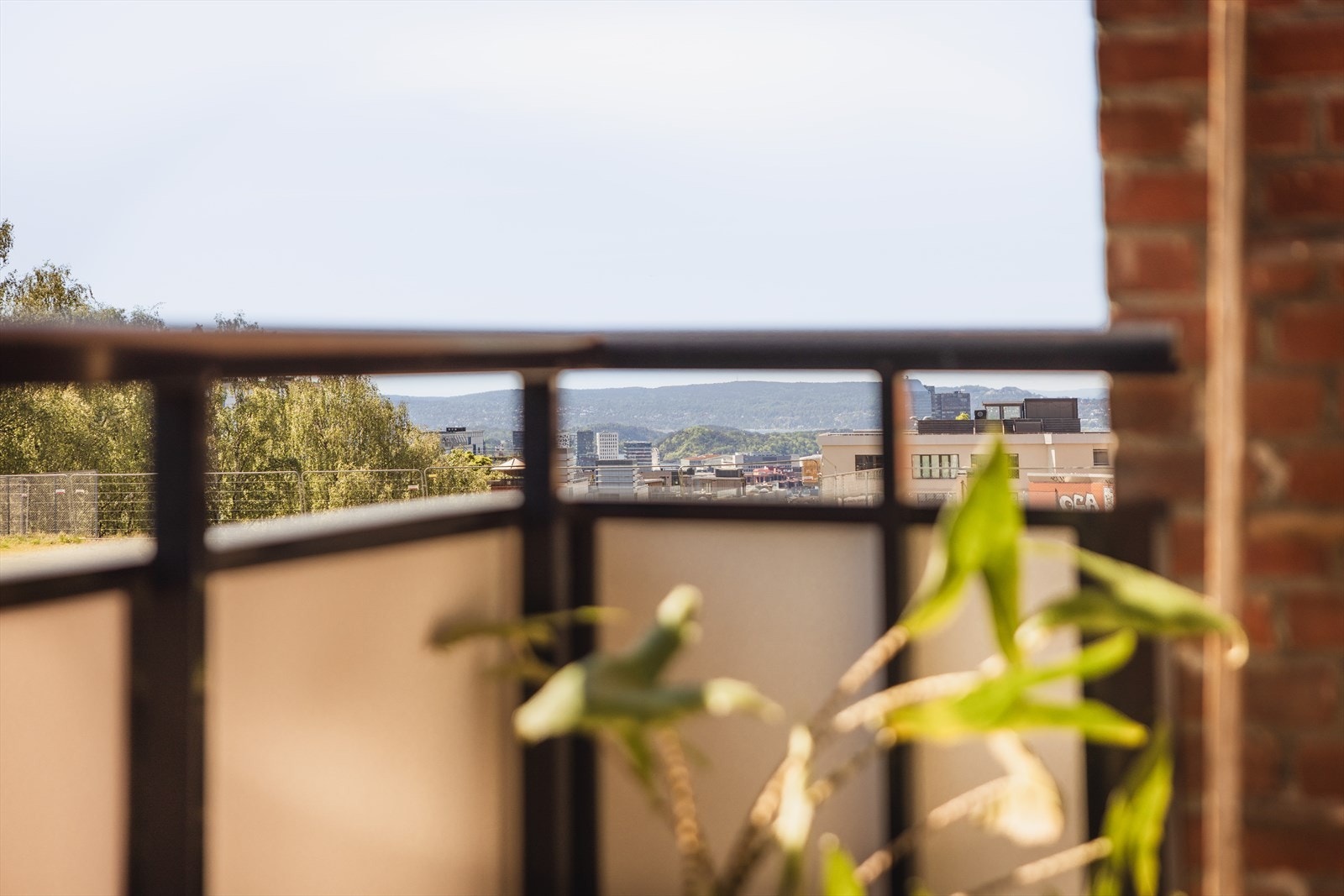 Dette er en gjennomgående og sjarmerende 3-roms med sentral og populær beliggenhet i Schouterrassen 15. Galleribilde