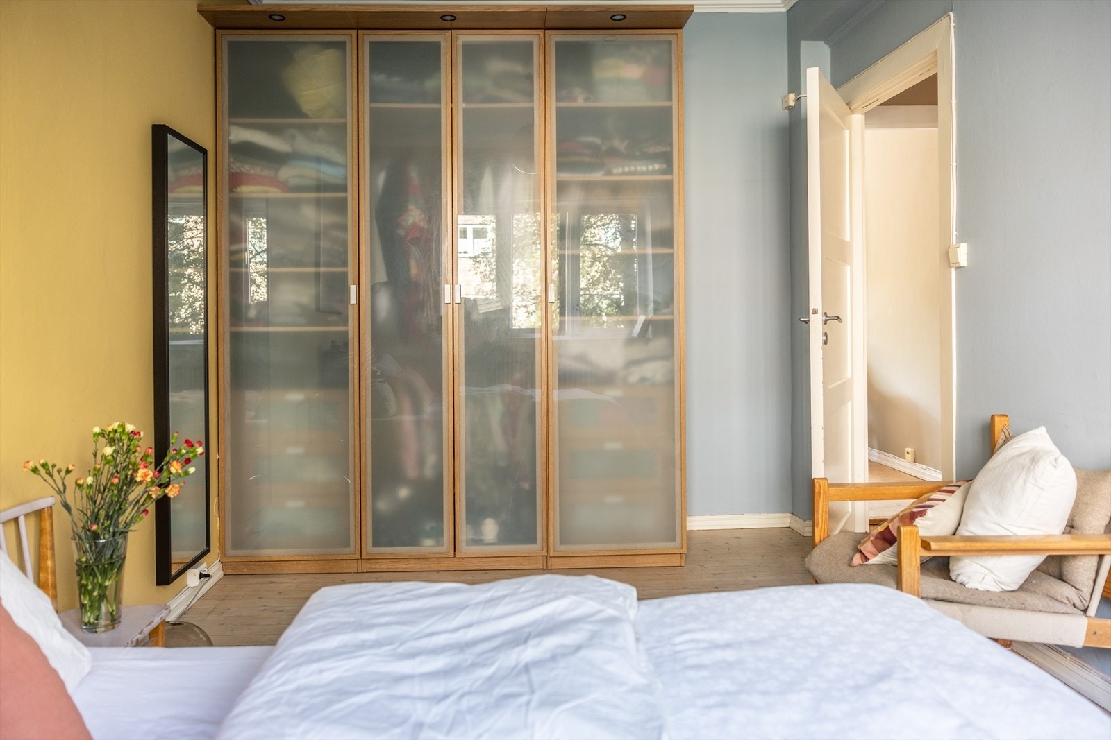 Garderobeskapet byr på gode oppbevaringsmuligheter. Galleribilde