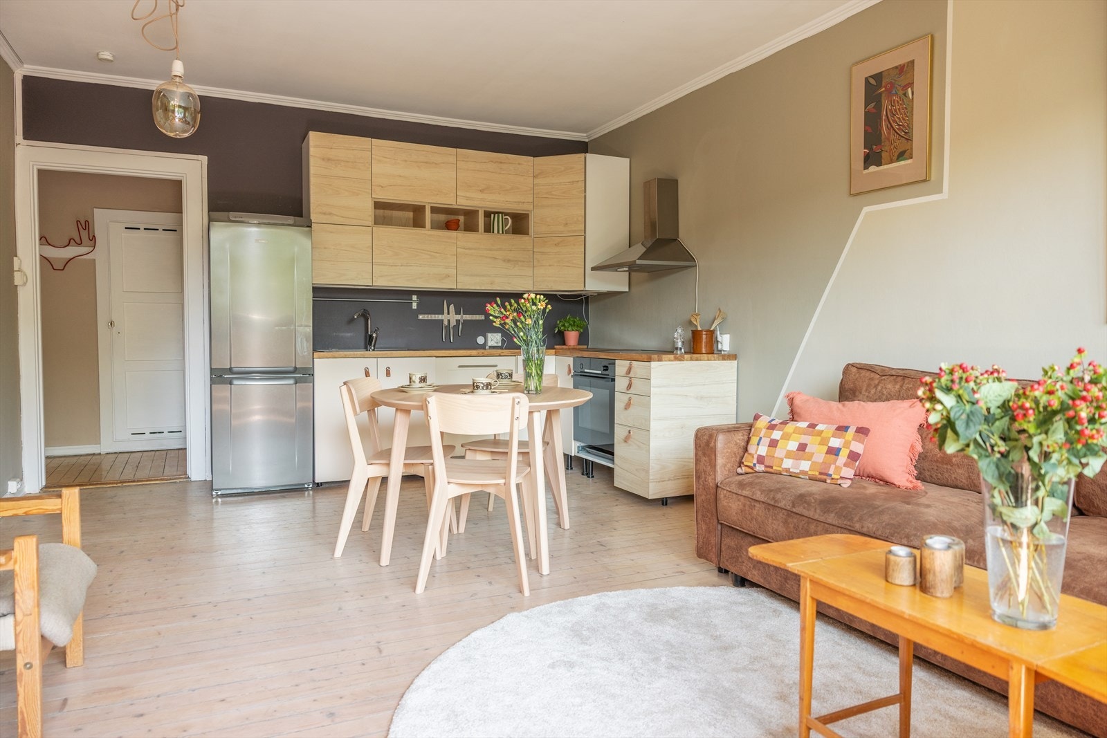 Lekkert kjøkken i åpen løsning mot stuen, noe som bidrar til at matlagingen blir en sosial aktivitet med gjester på besøk. Galleribilde