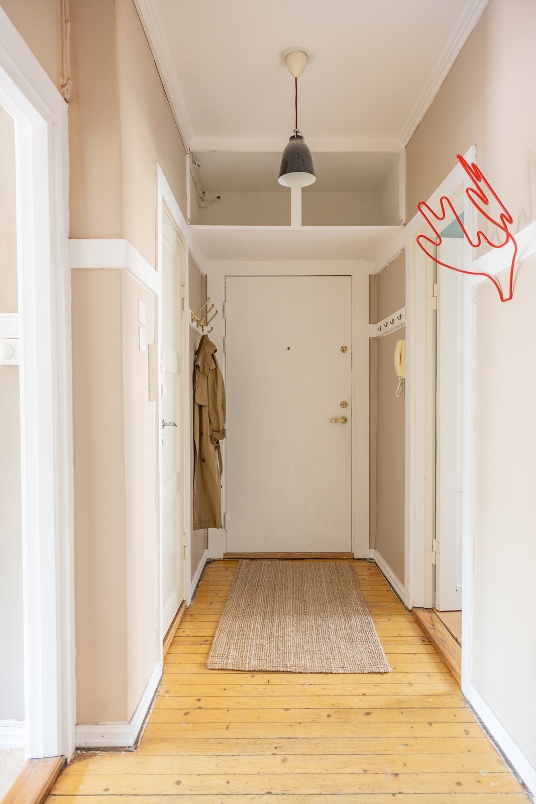 Lys entré med god plass for oppheng til ytterklær og sko. Med dør-calling slipper du gjestene enkelt inn fra gateplan. Galleribilde