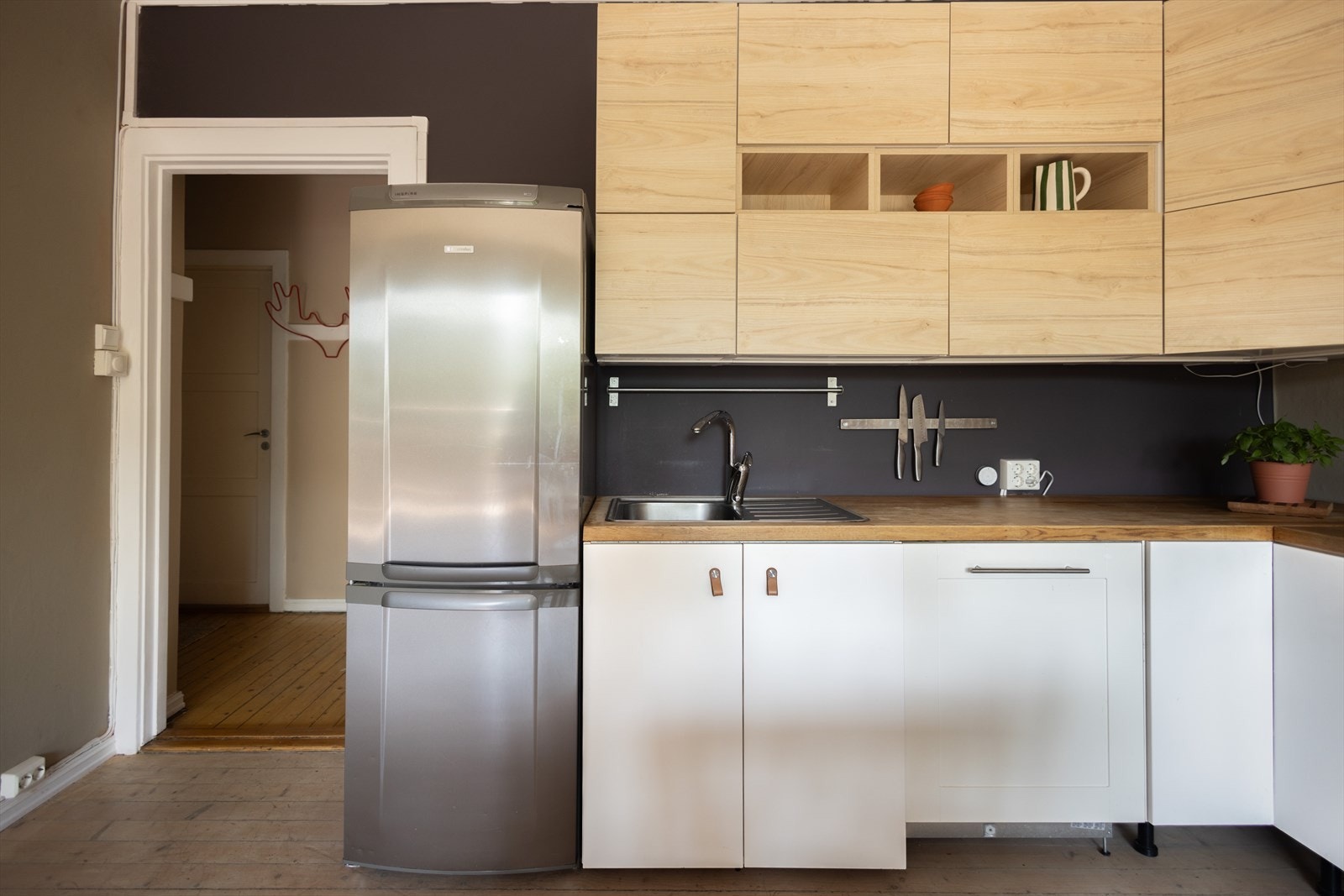 Videre er kjøkkenet utstyrt med platetopp, nedfelt kum, ettgreps blandebatteri, kombi kjøl/fryseskap, stekeovn og oppvaskmaskin. Galleribilde