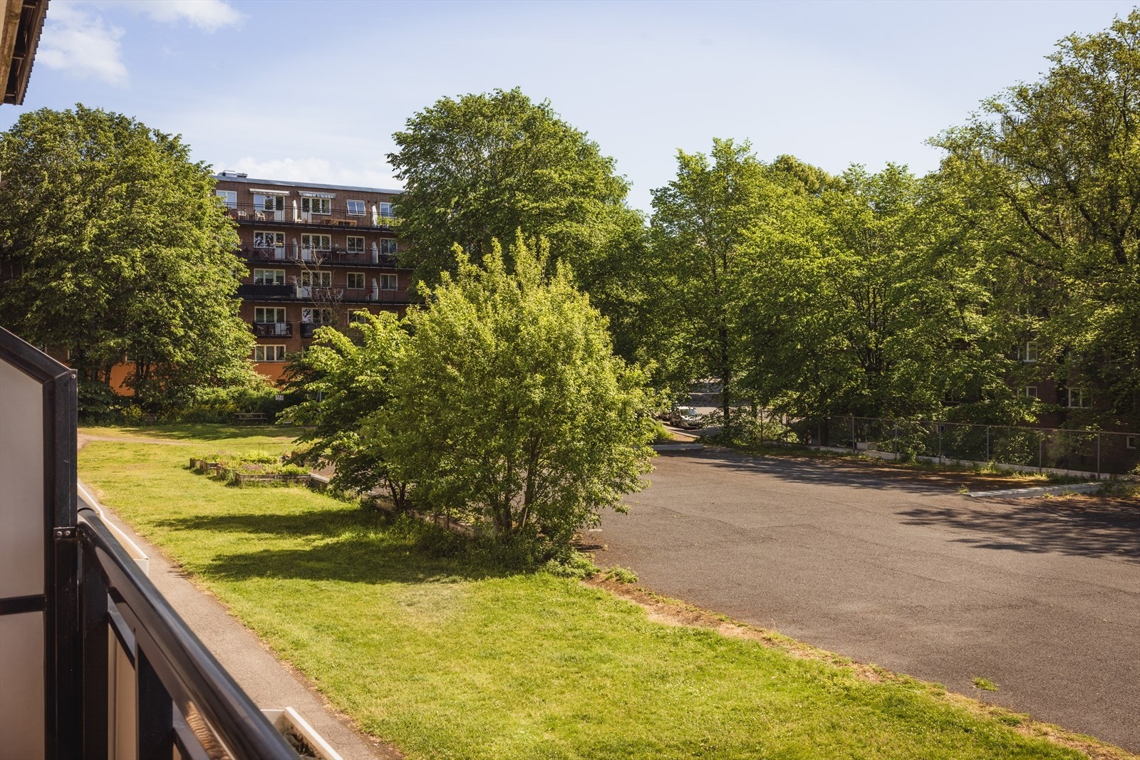Balkongen vender mot grønne og rolige omgivelser. Galleribilde