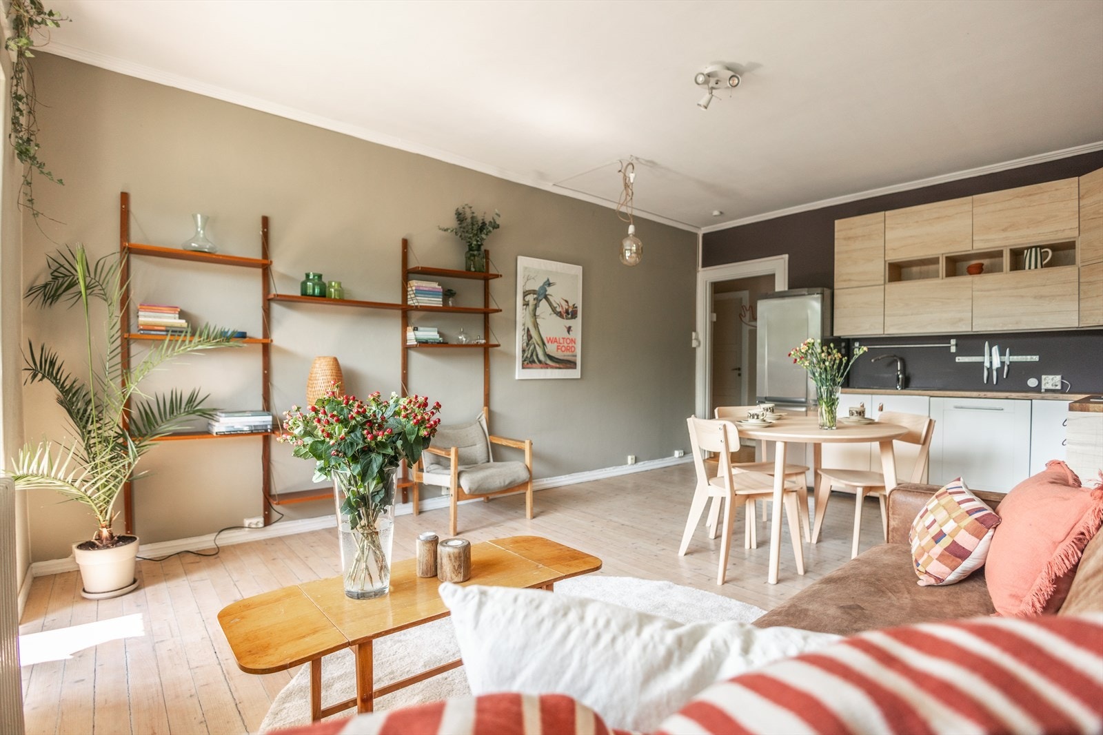 Her er det flere gode møbleringsmuligheter med plass til sofagruppe, spisebord, tv- møblement og annet interiør. Galleribilde