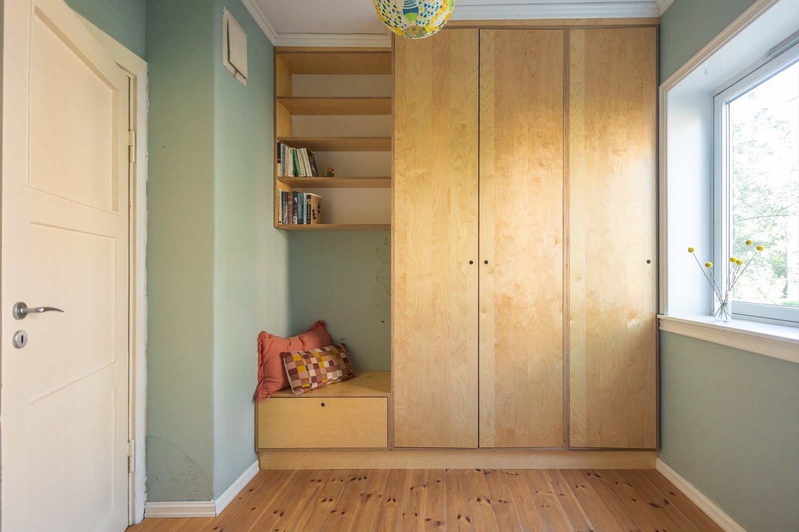 Praktisk garderobeskap som byr på gode oppbevaringsmuligheter. Galleribilde