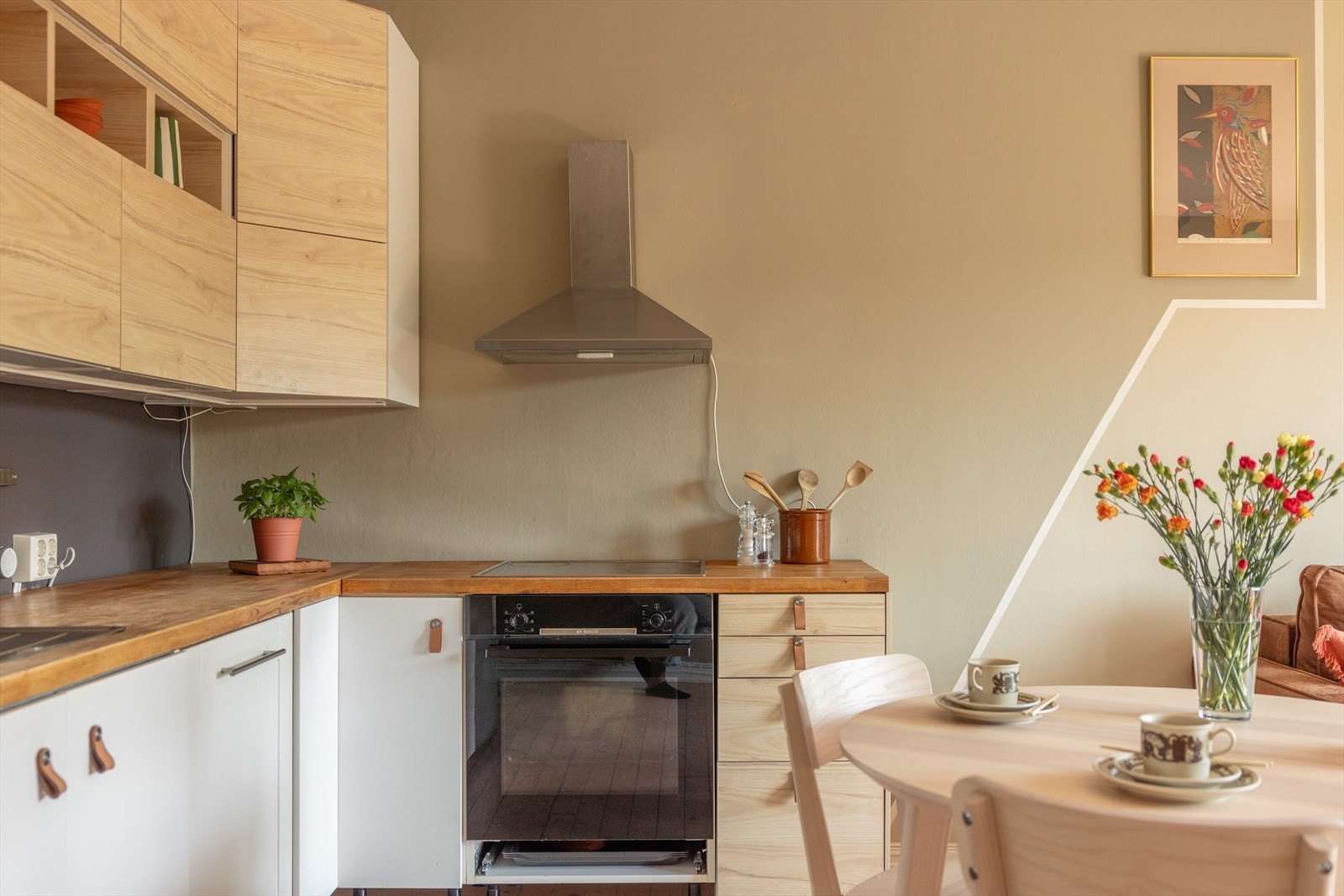 Kjøkkenet er bestående av glatte fronter og heltre benkeplate. Galleribilde